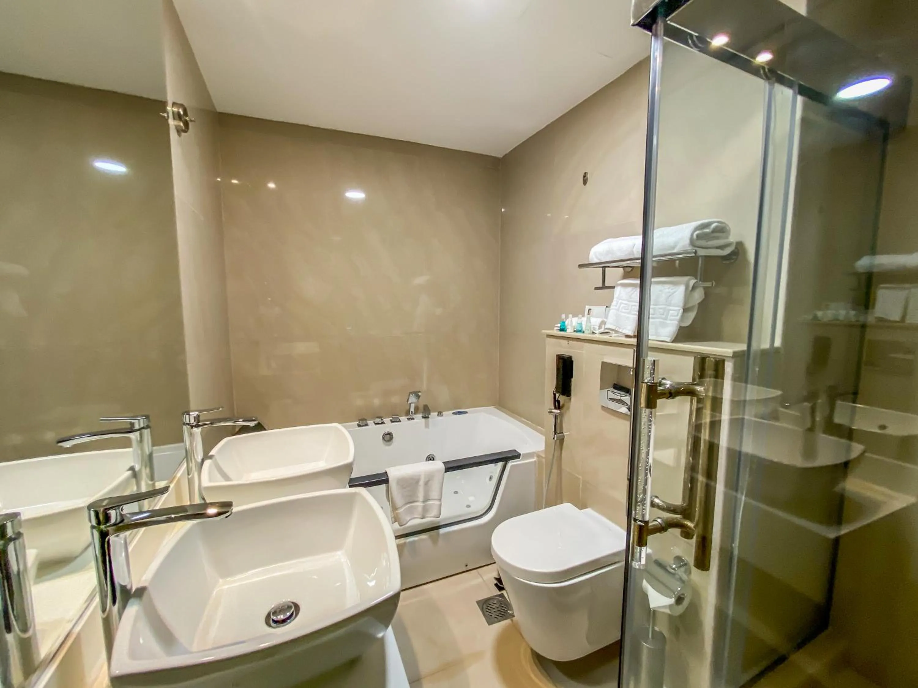 Shower in Mirage Bab Al Bahr Hotel