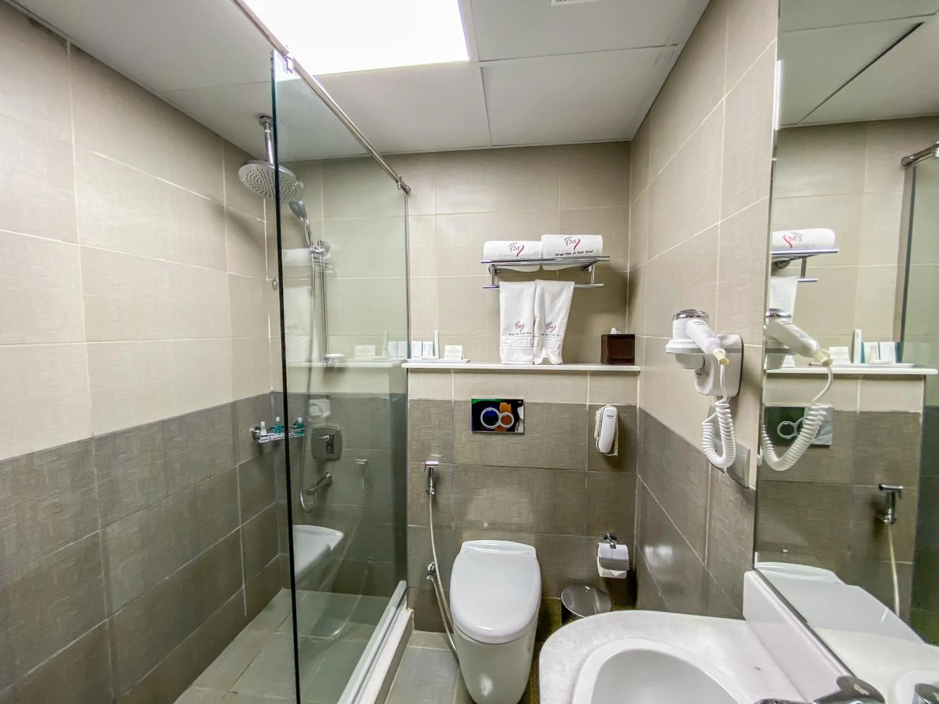 Shower in Mirage Bab Al Bahr Hotel