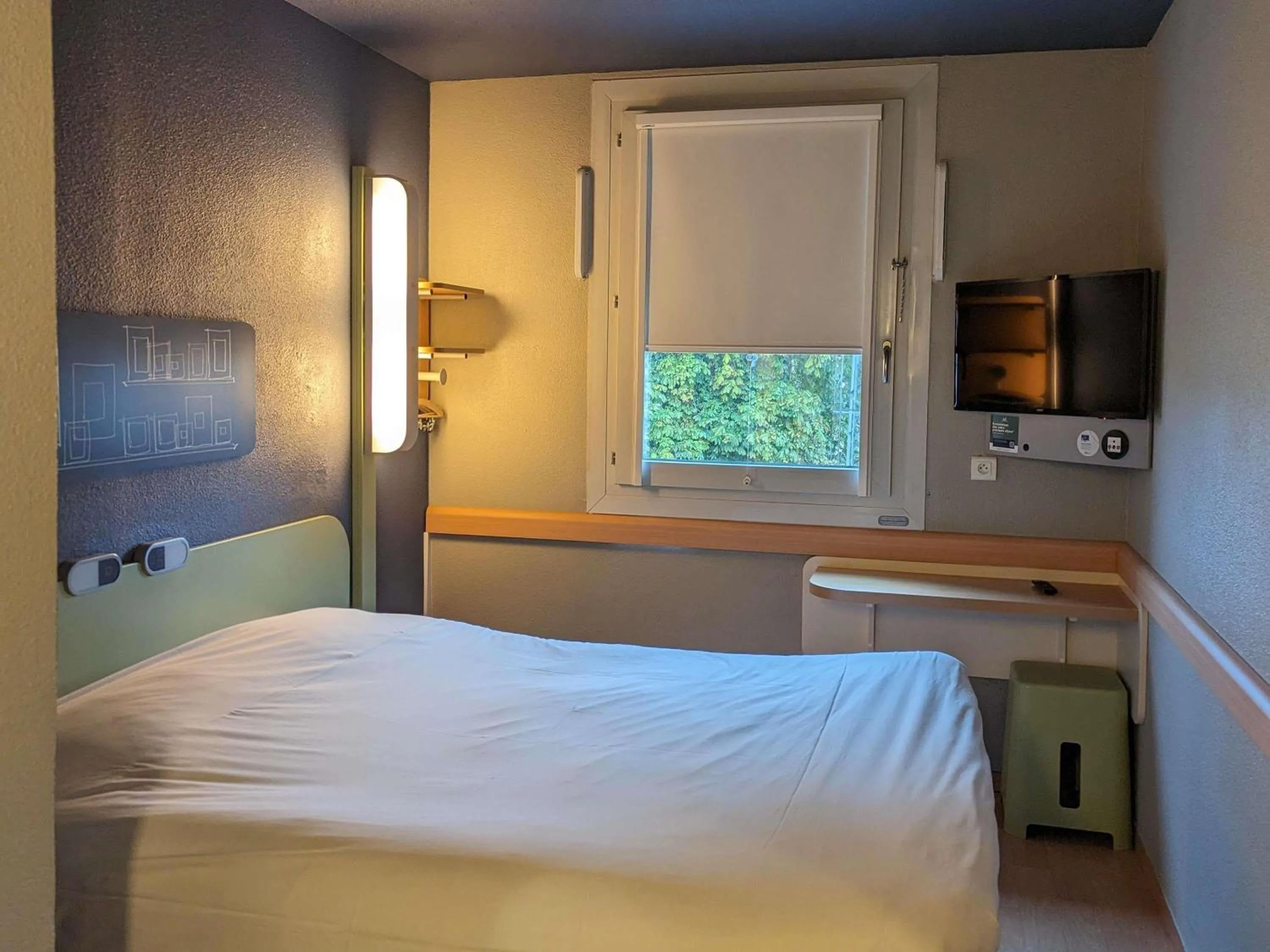 Bedroom, Bed in ibis budget Saint-Omer Centre