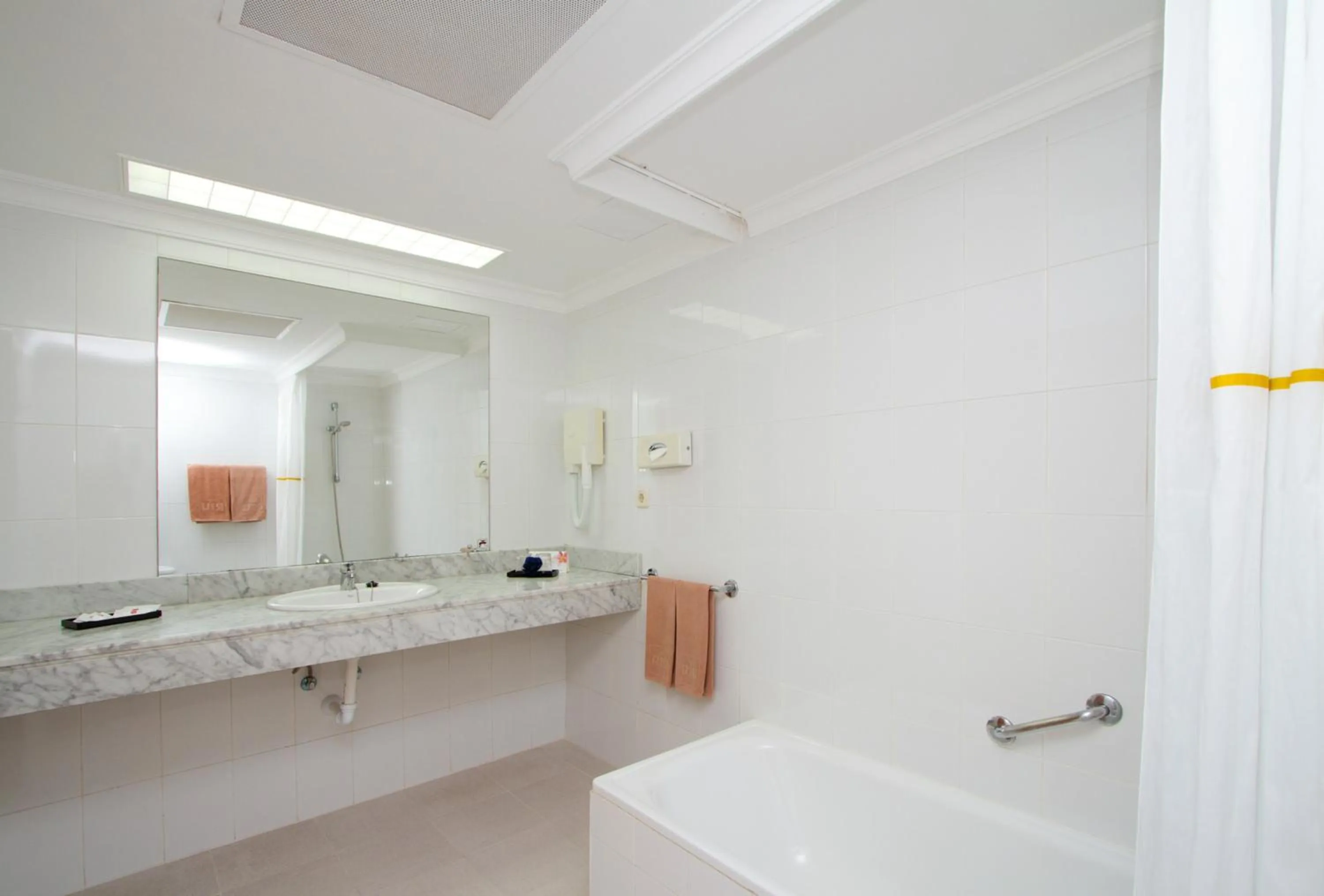 Bathroom in Hotel Riu Oliva Beach Resort - All Inclusive