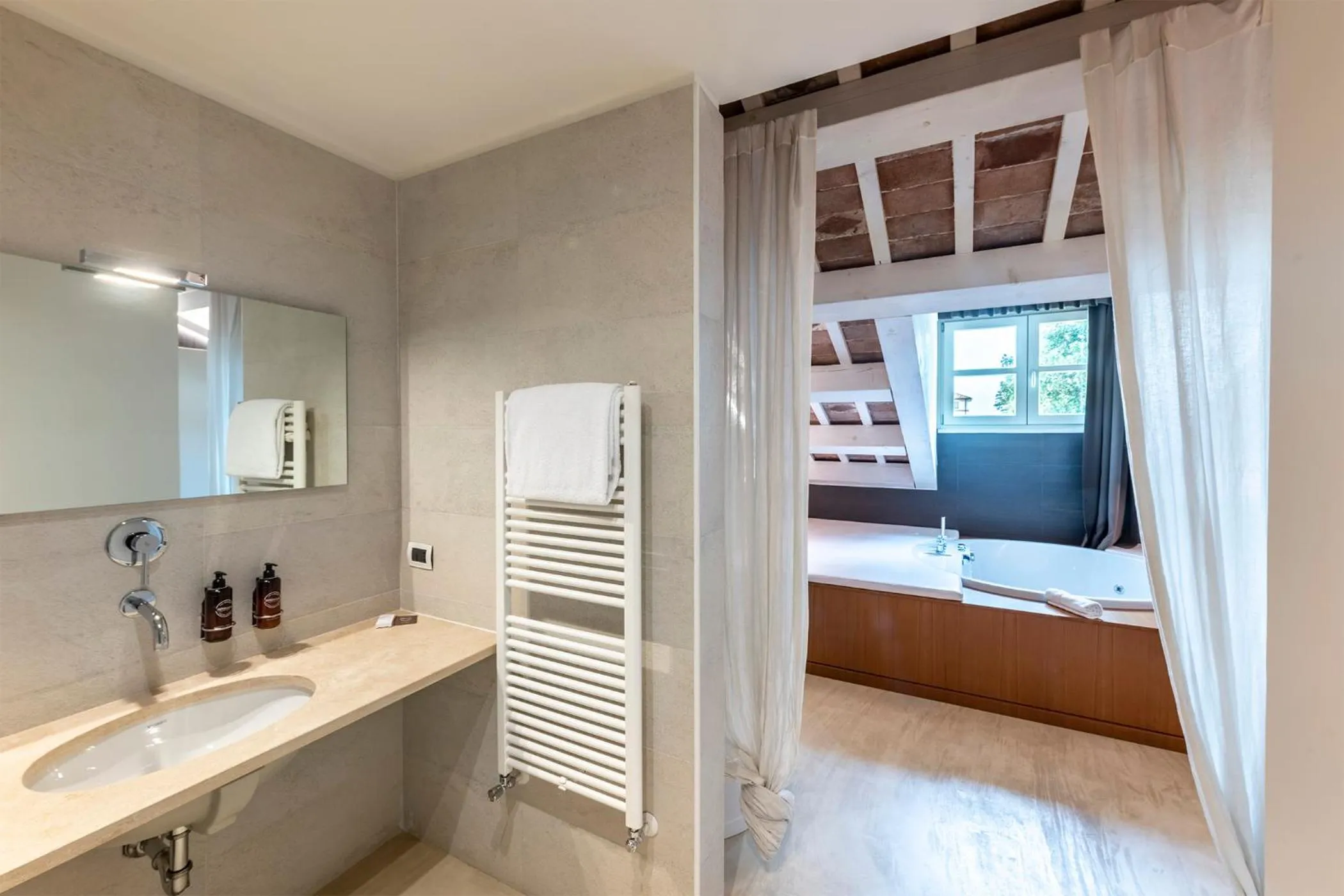 Hot Tub, Bed in Hotel Villa I Pini