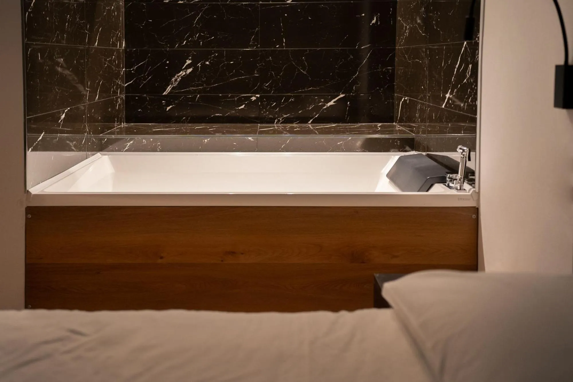 Hot Tub, Bed in Hotel Villa I Pini