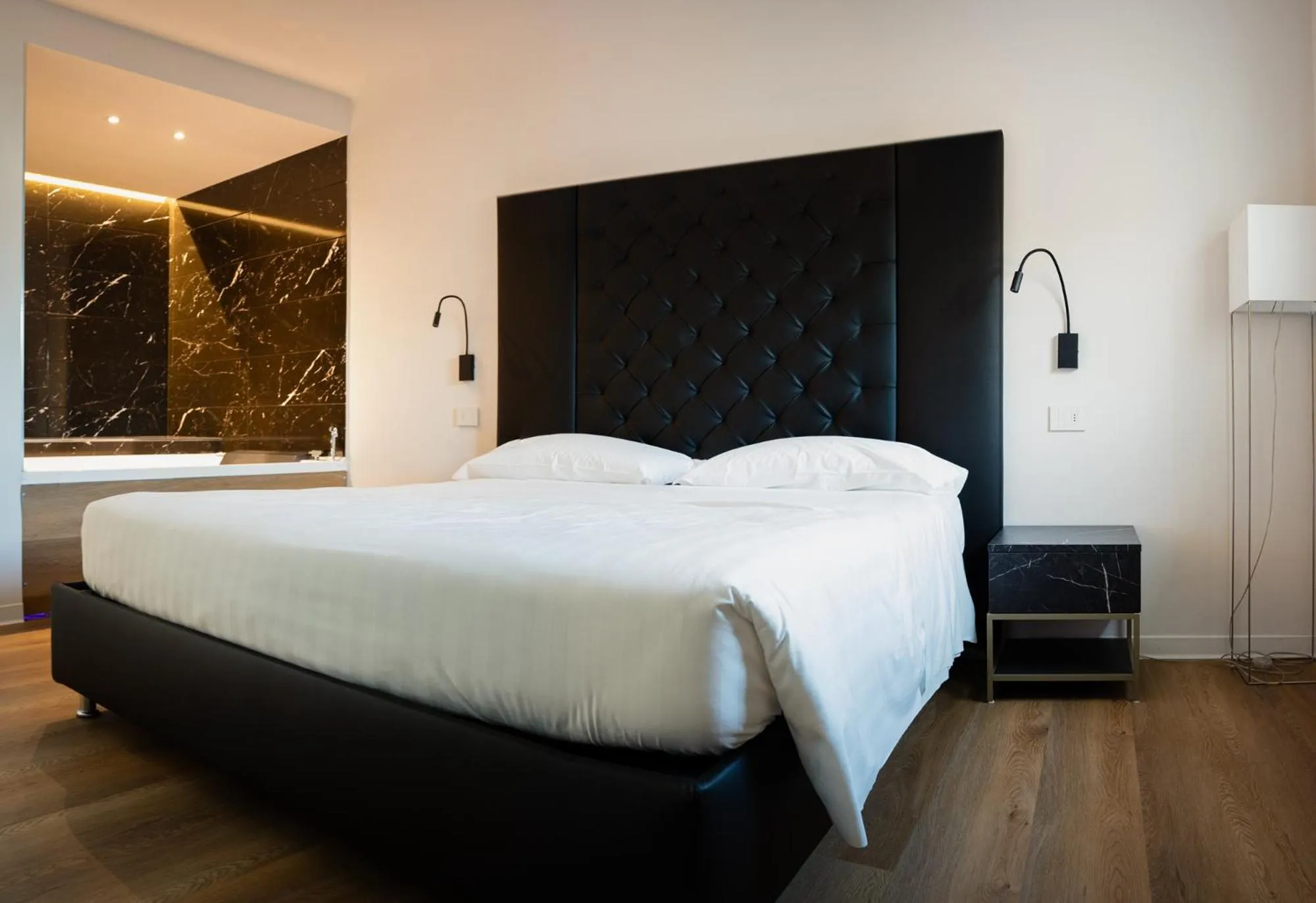 Hot Tub, Bed in Hotel Villa I Pini