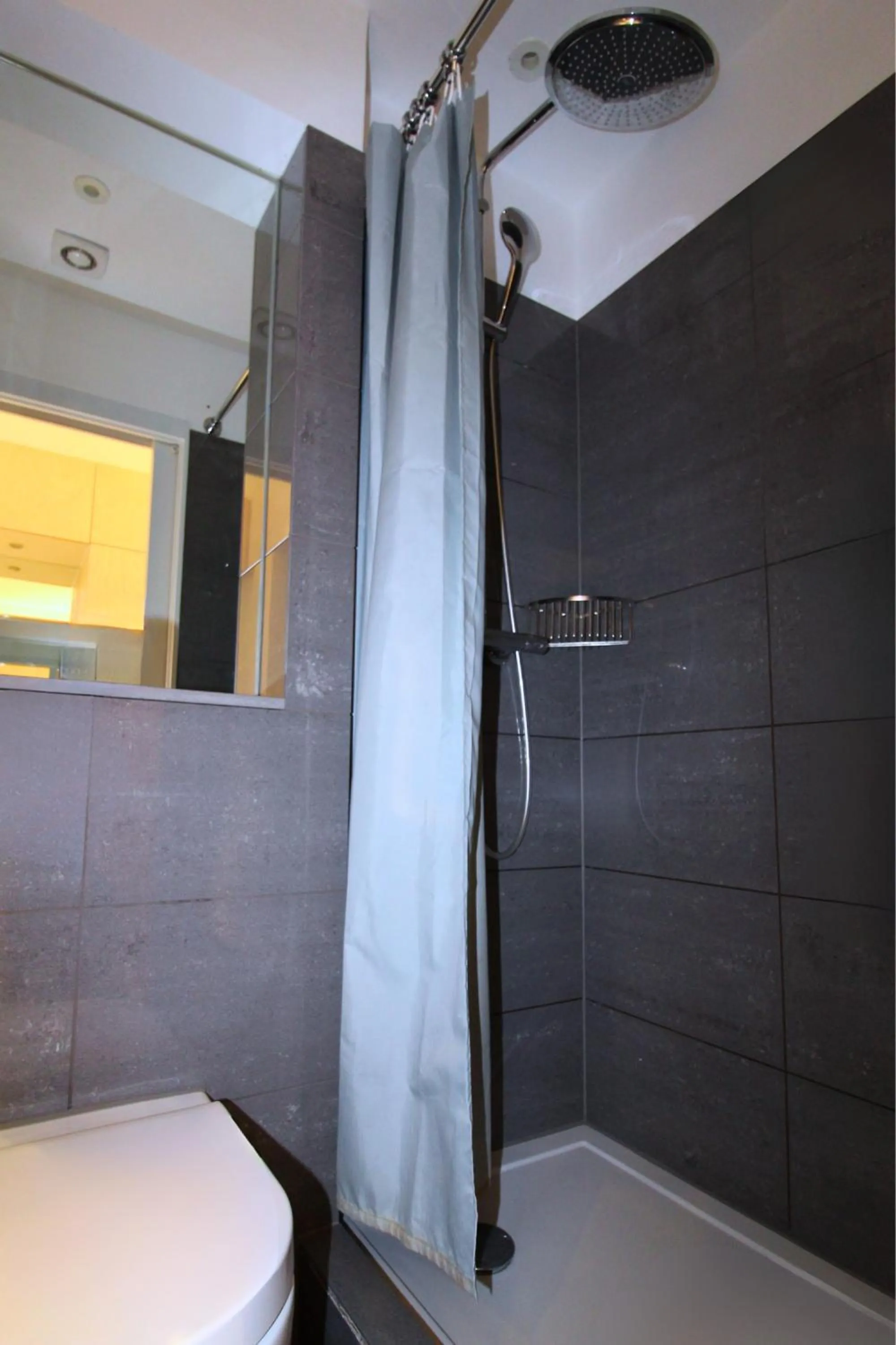 Toilet in Bloomsbury By Viridian Apartments