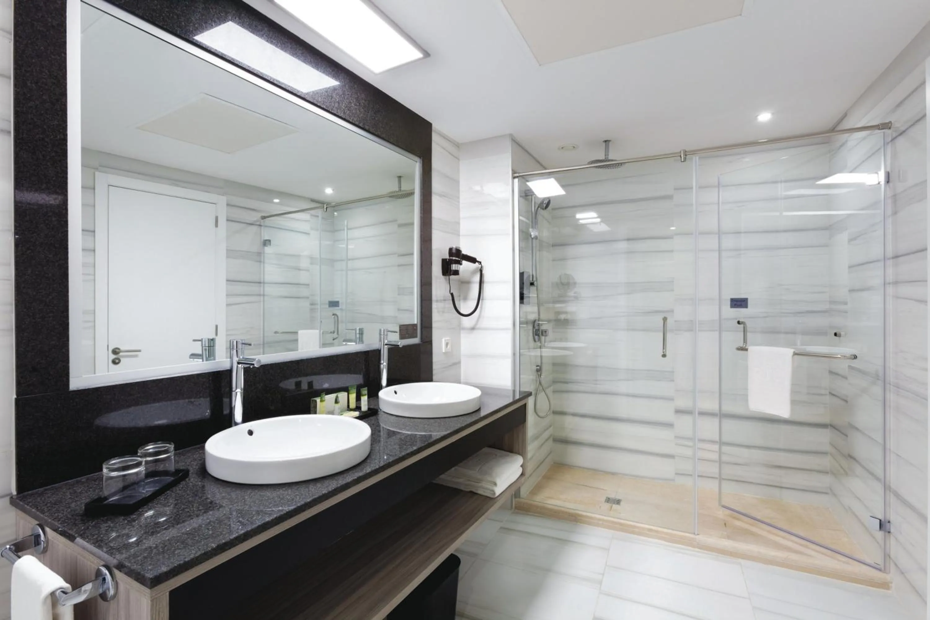 Bathroom in Hotel Riu Palace Tenerife