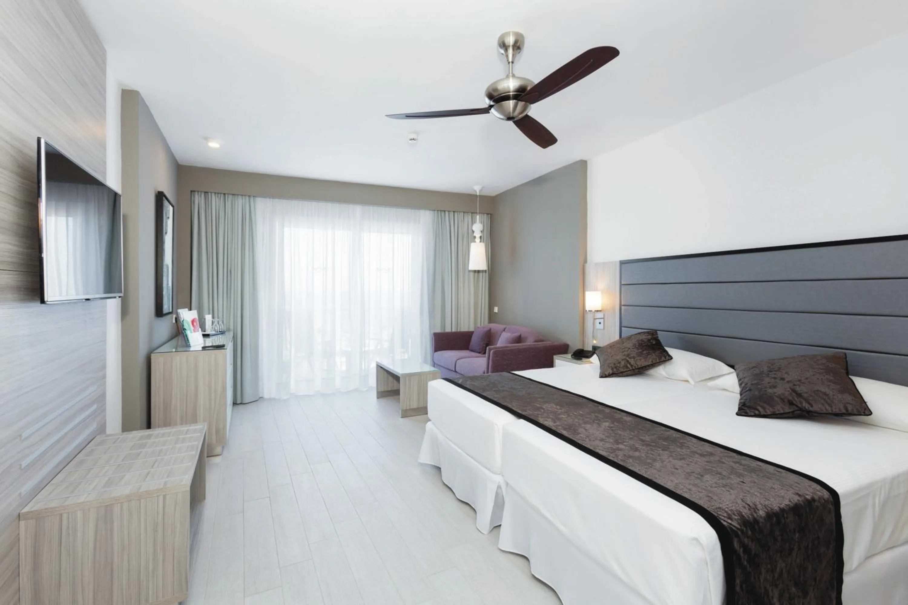 Bed in Hotel Riu Palace Tenerife