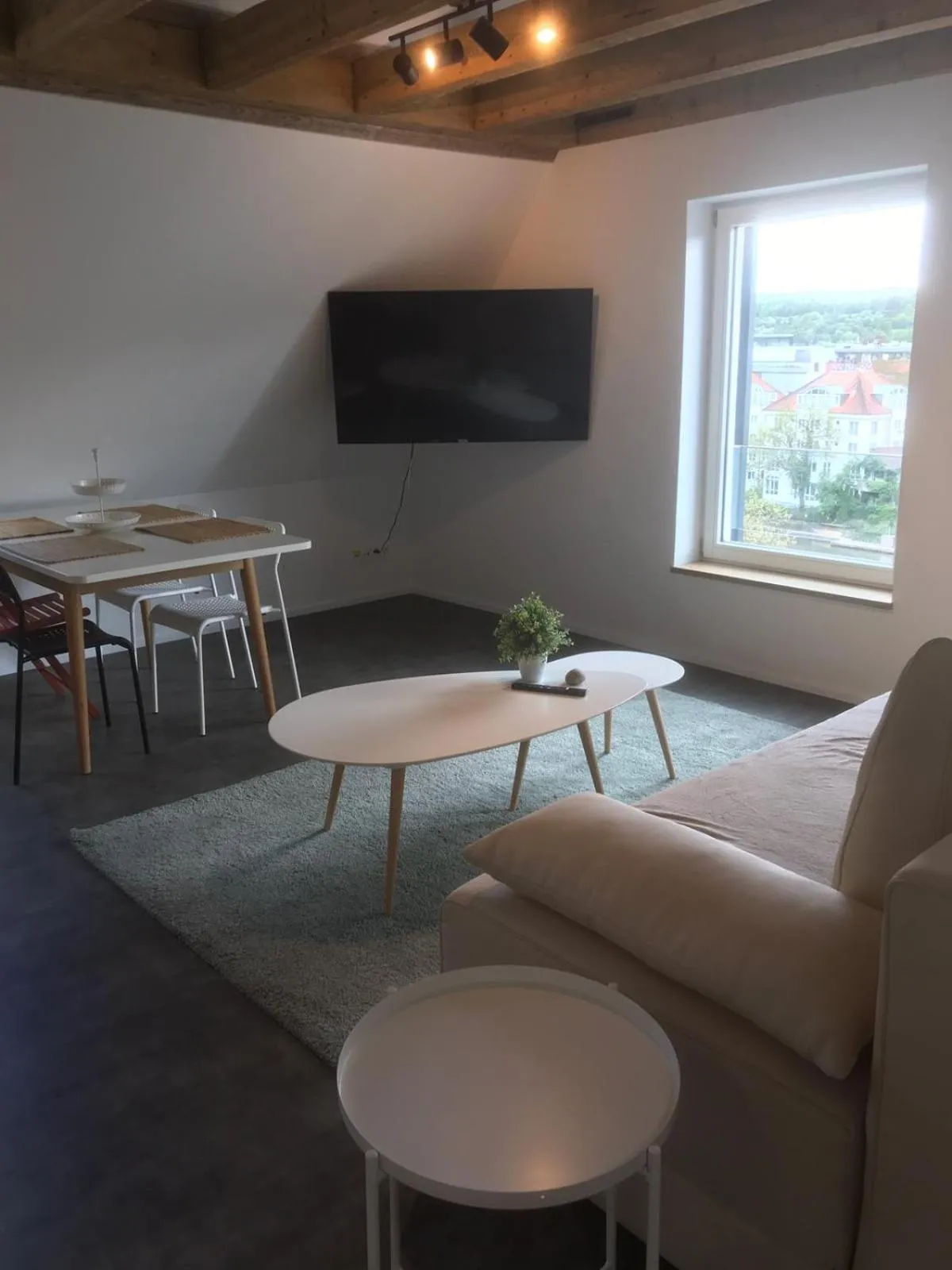 Communal lounge/ TV room in Metropol Apartments & Suites