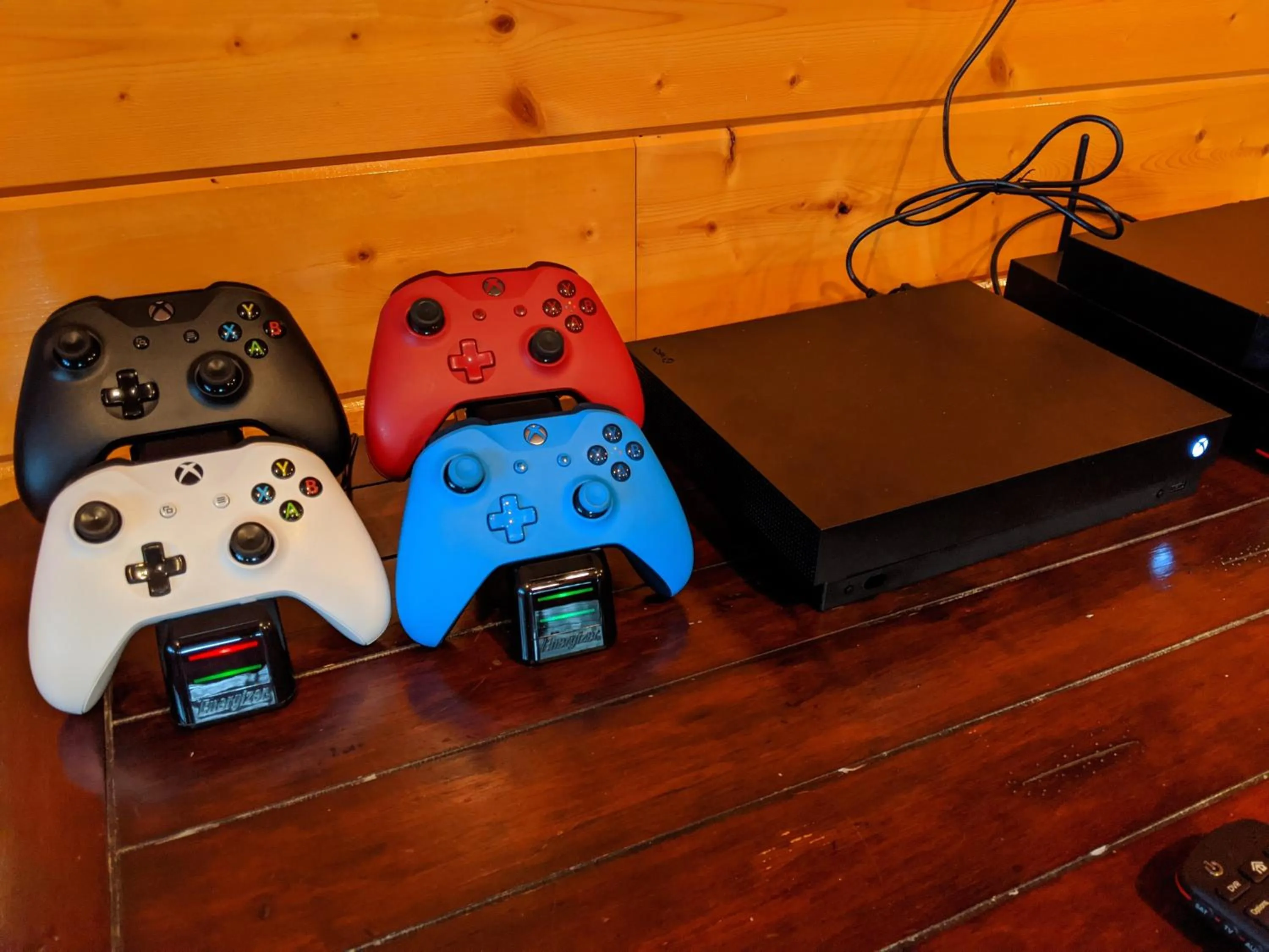 Communal lounge/ TV room in Big Bear Ridge Lodge - Breathtaking mountain views and private forest scenes in amazing large log cabin