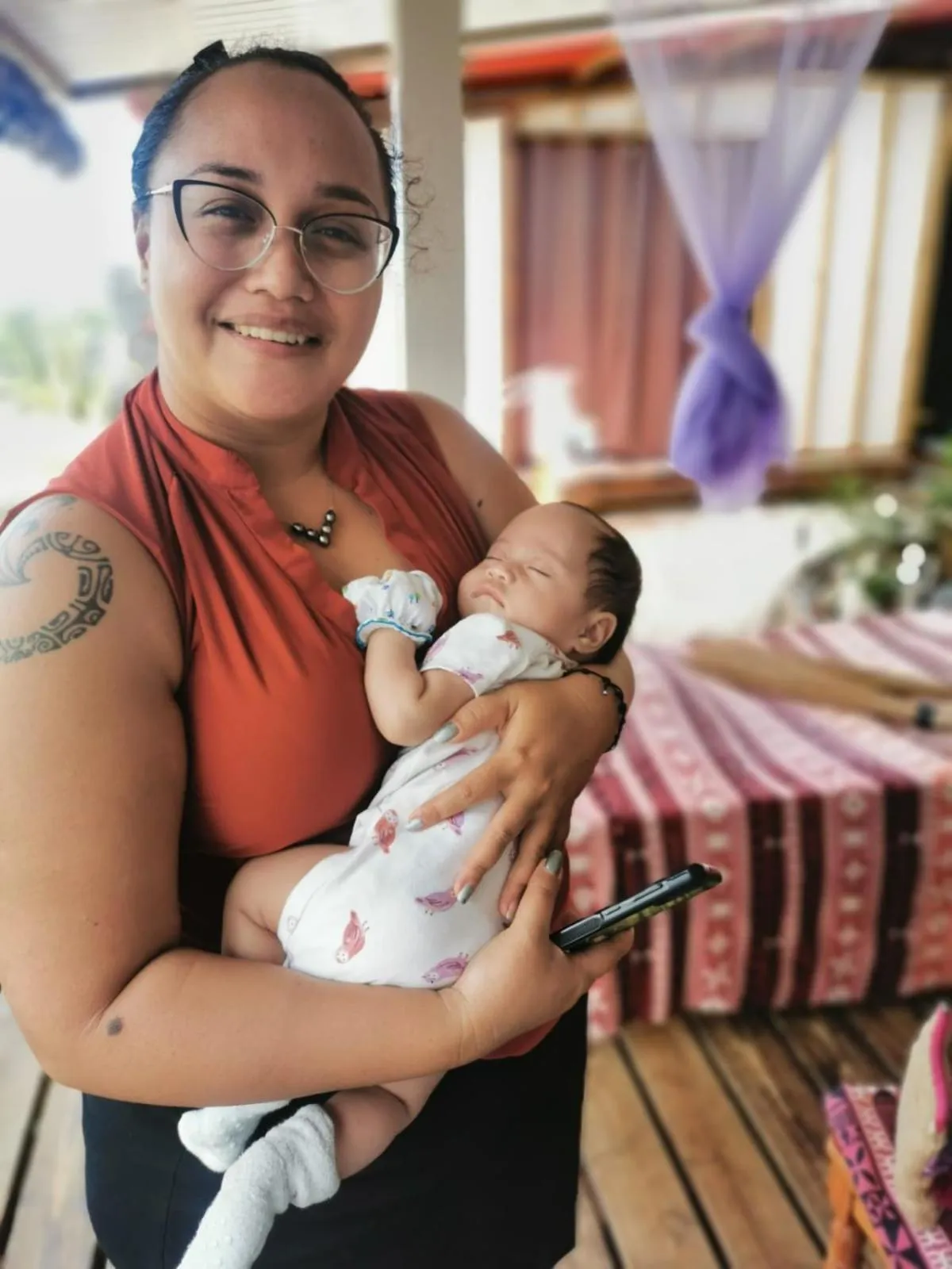 Family in Sweet Mini Dortoir sur notre terrasse couverte pour vos transits entre deux vols by Kohutahia Lodge, 7 min by car to airport and town