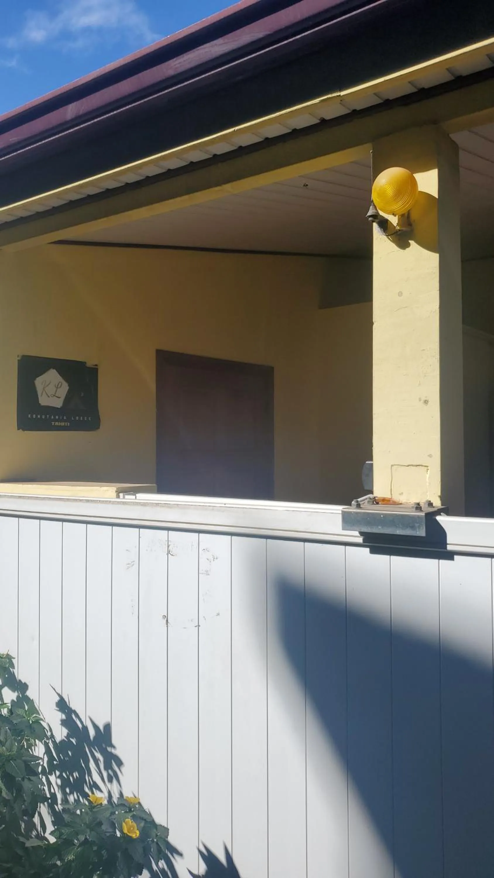 Property building in Sweet Mini Dortoir sur notre terrasse couverte pour vos transits entre deux vols by Kohutahia Lodge, 7 min by car to airport and town