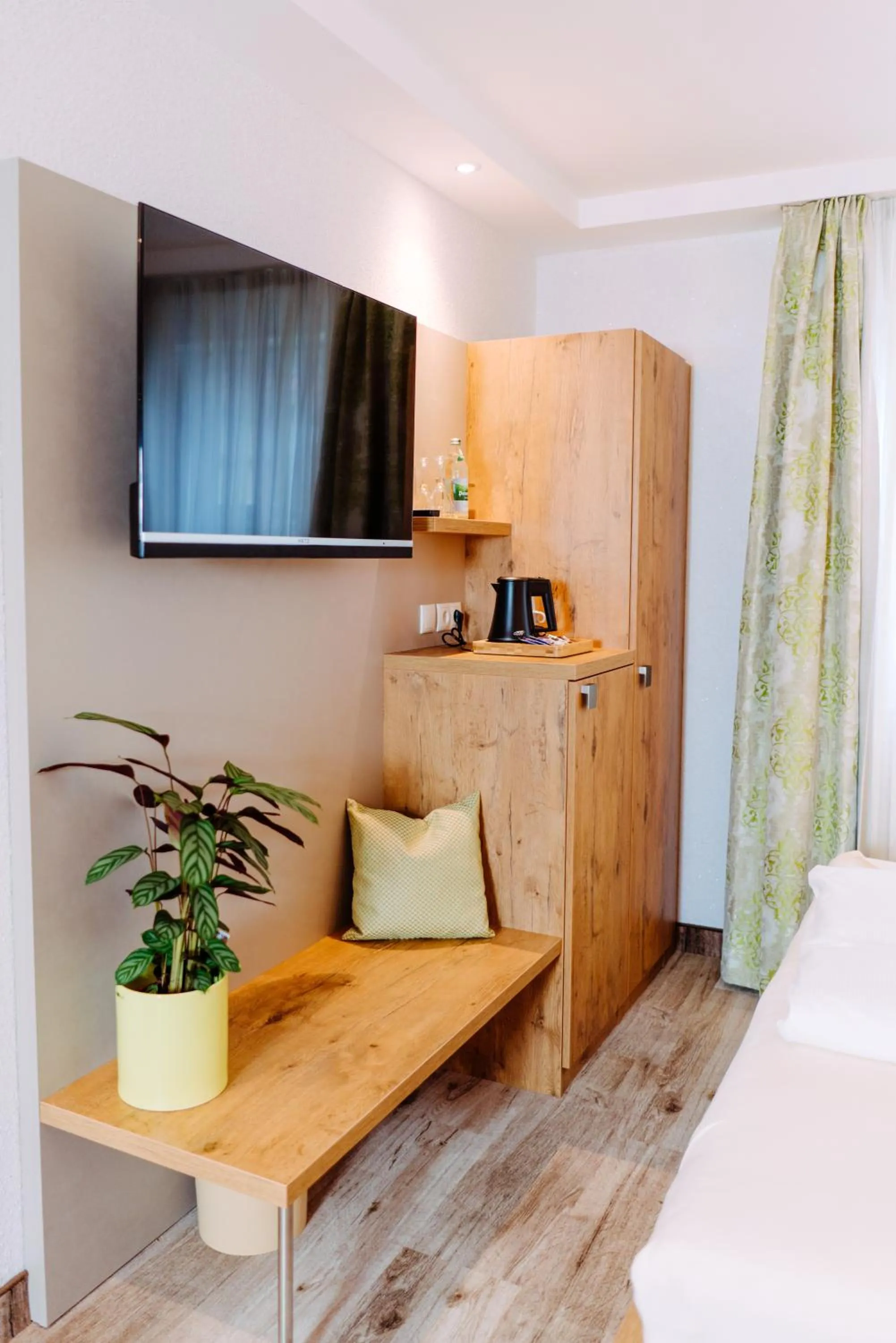 TV and multimedia, Bed in Garni-Hotel Goldenes Lamm