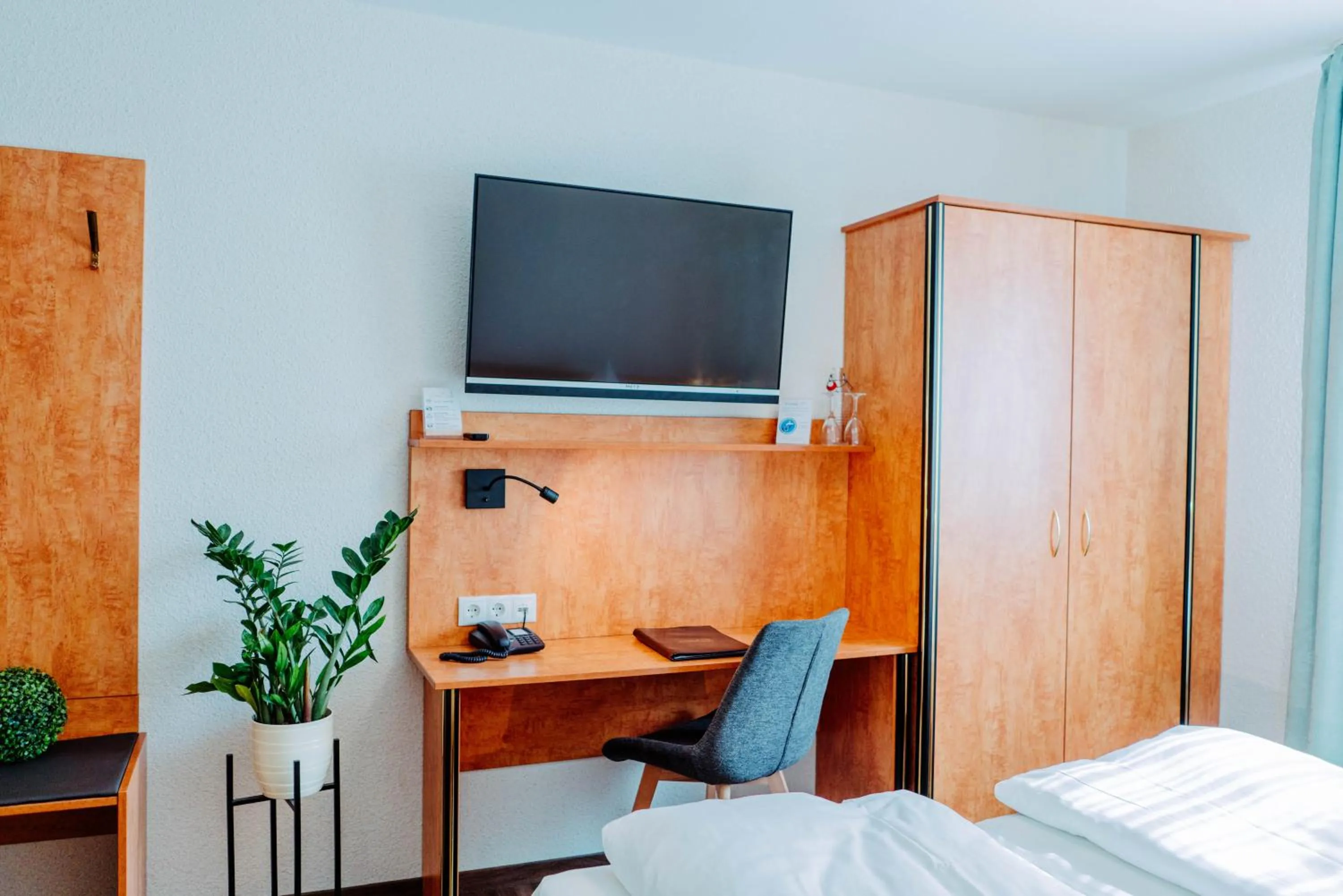 TV and multimedia, Bed in Garni-Hotel Goldenes Lamm