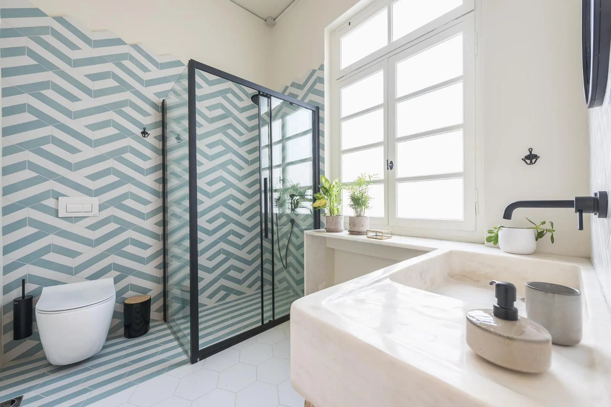 Shower in Moon And Stars Athens