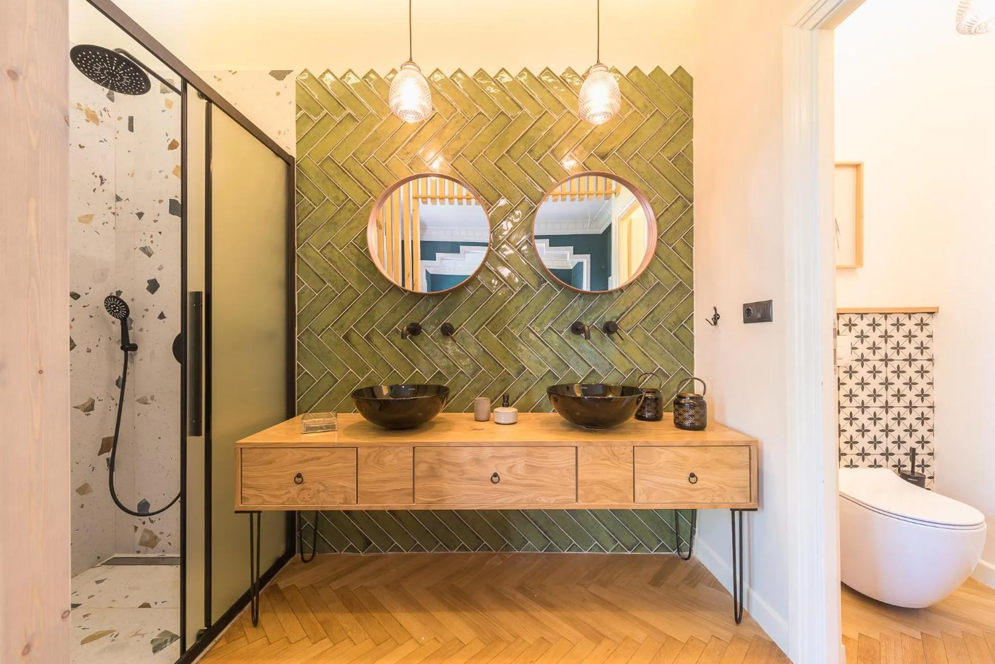 Shower in Moon And Stars Athens