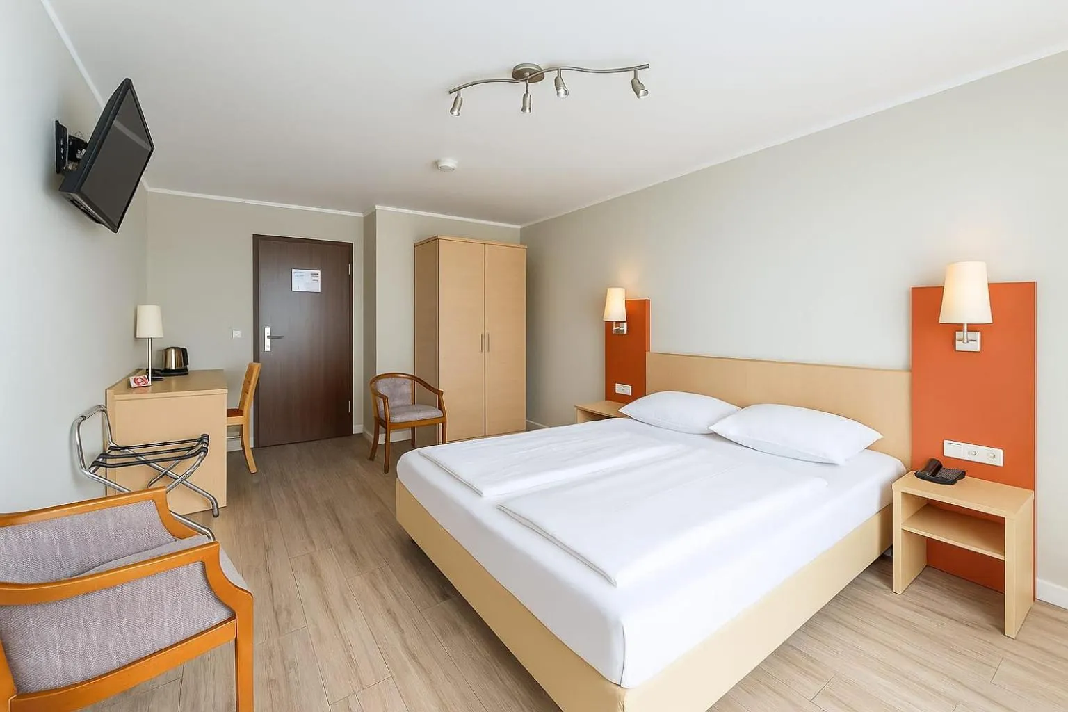 Photo of the whole room, Bed in Atomis Hotel Düsseldorf City