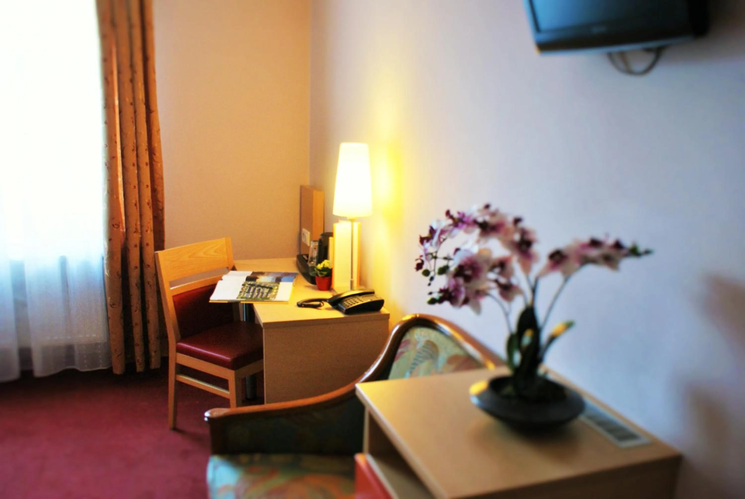 Photo of the whole room in Atomis Hotel Düsseldorf City