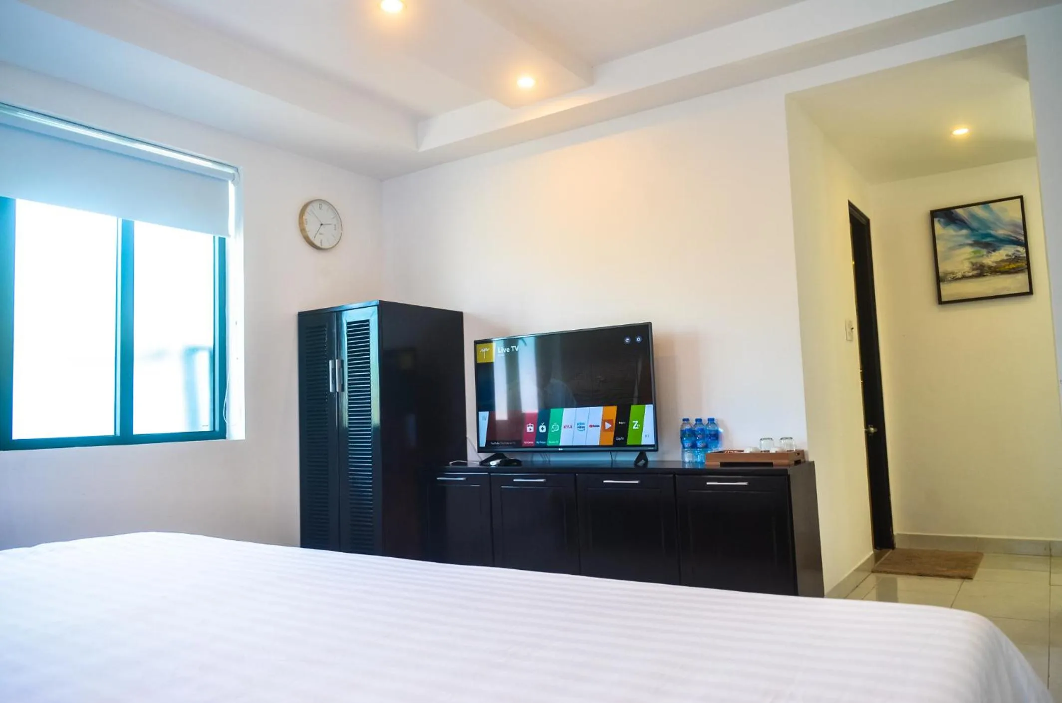Bed, TV/Entertainment Center in Thanh Binh Hotel
