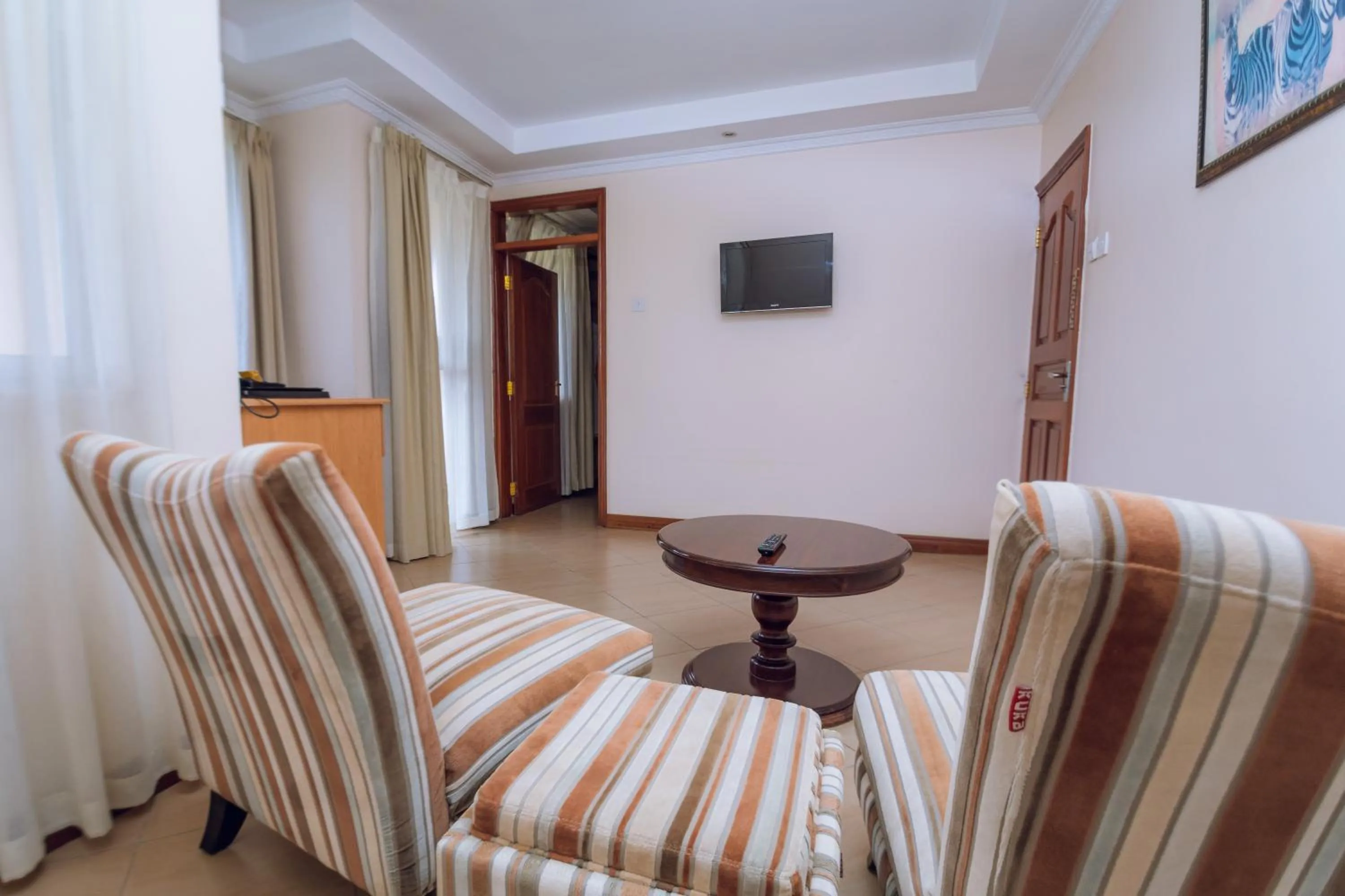 Living room in Longview Suites Hotel