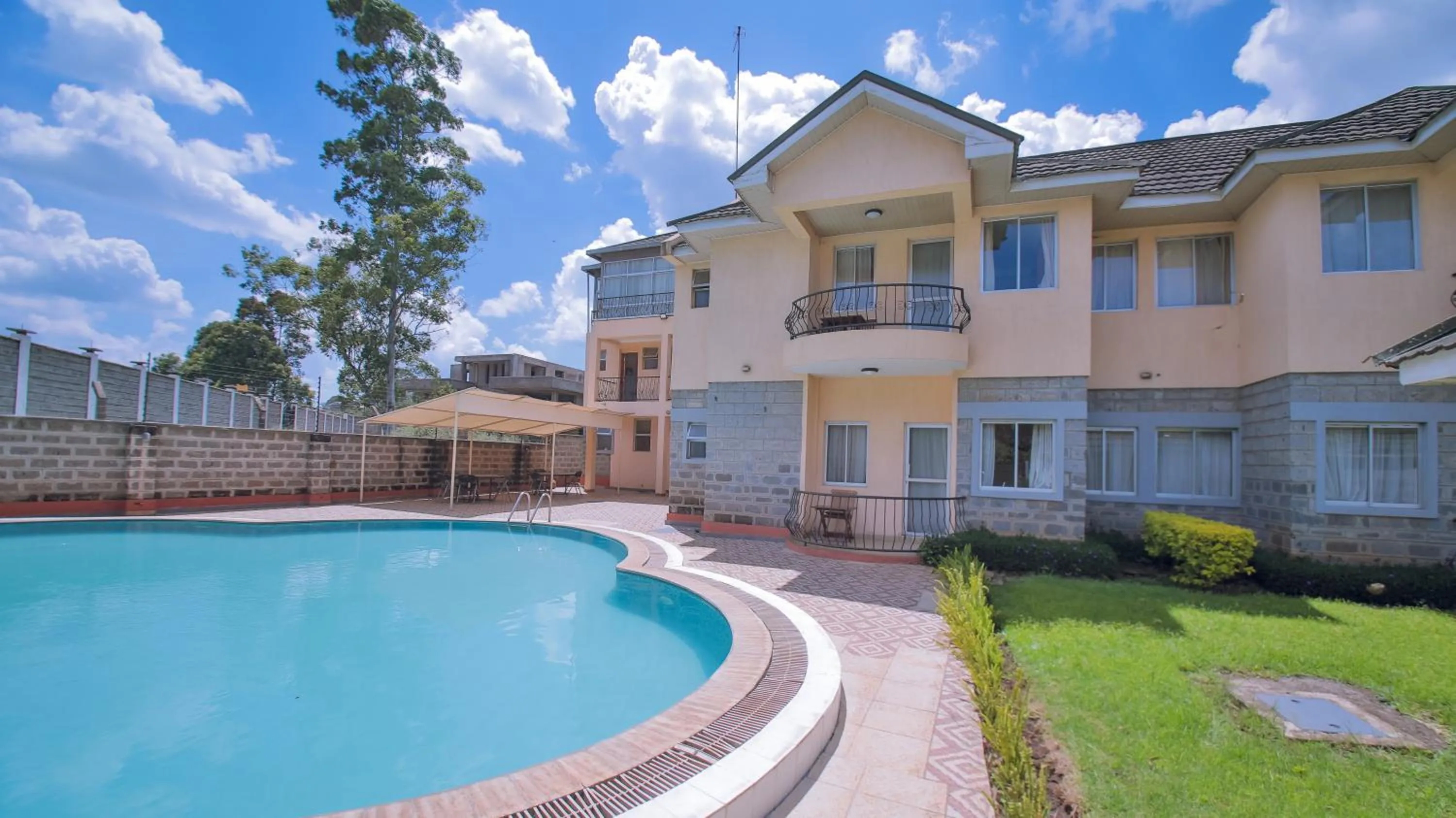 Swimming pool in Longview Suites Hotel