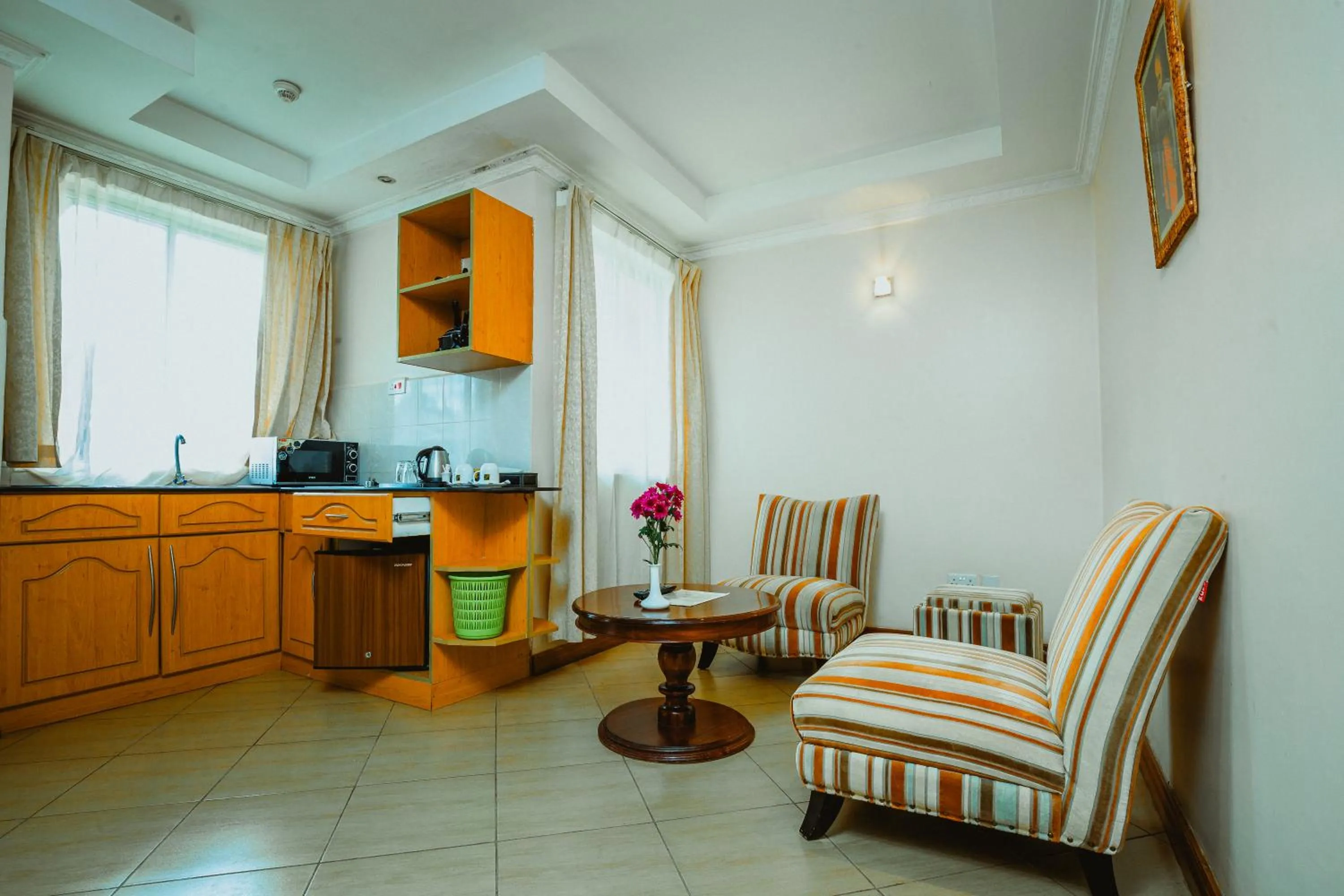 Kitchen or kitchenette in Longview Suites Hotel