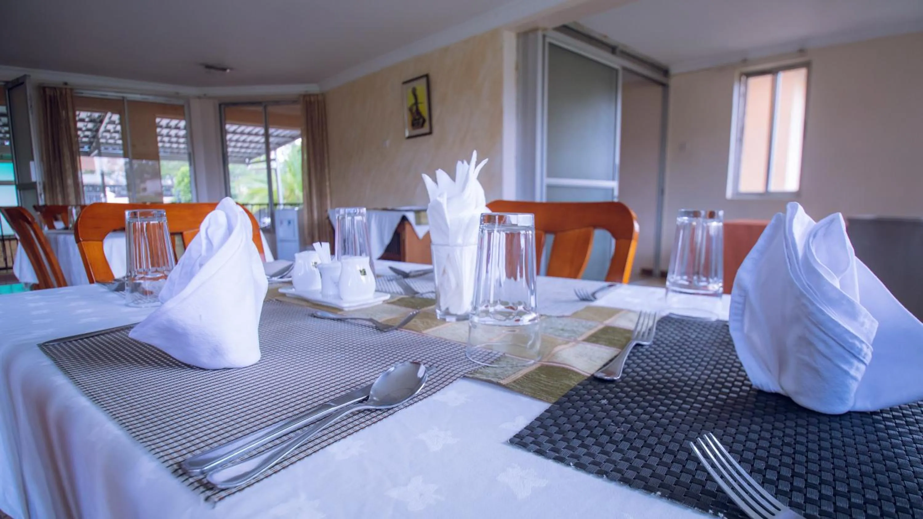Dining area in Longview Suites Hotel