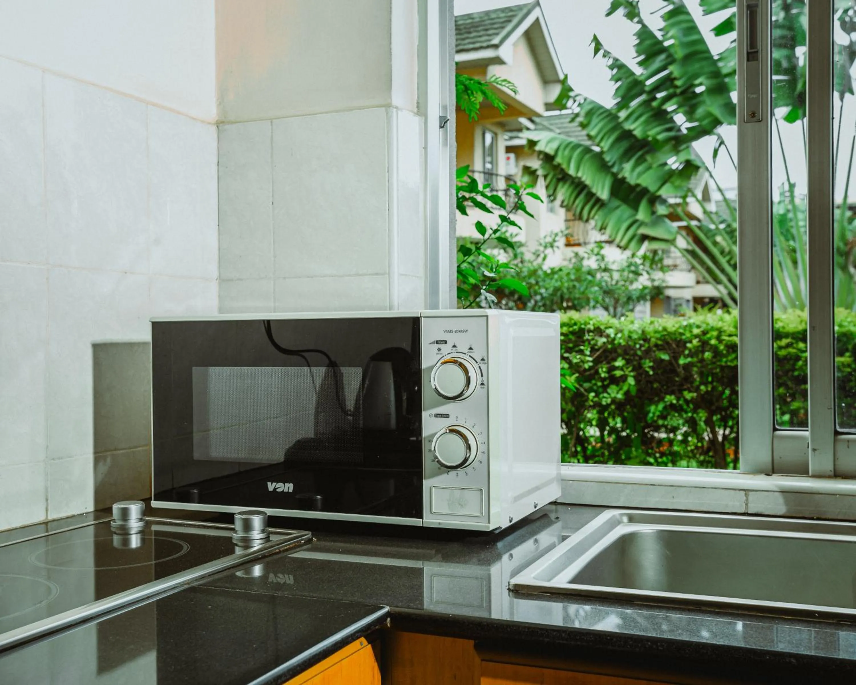 Kitchen or kitchenette in Longview Suites Hotel