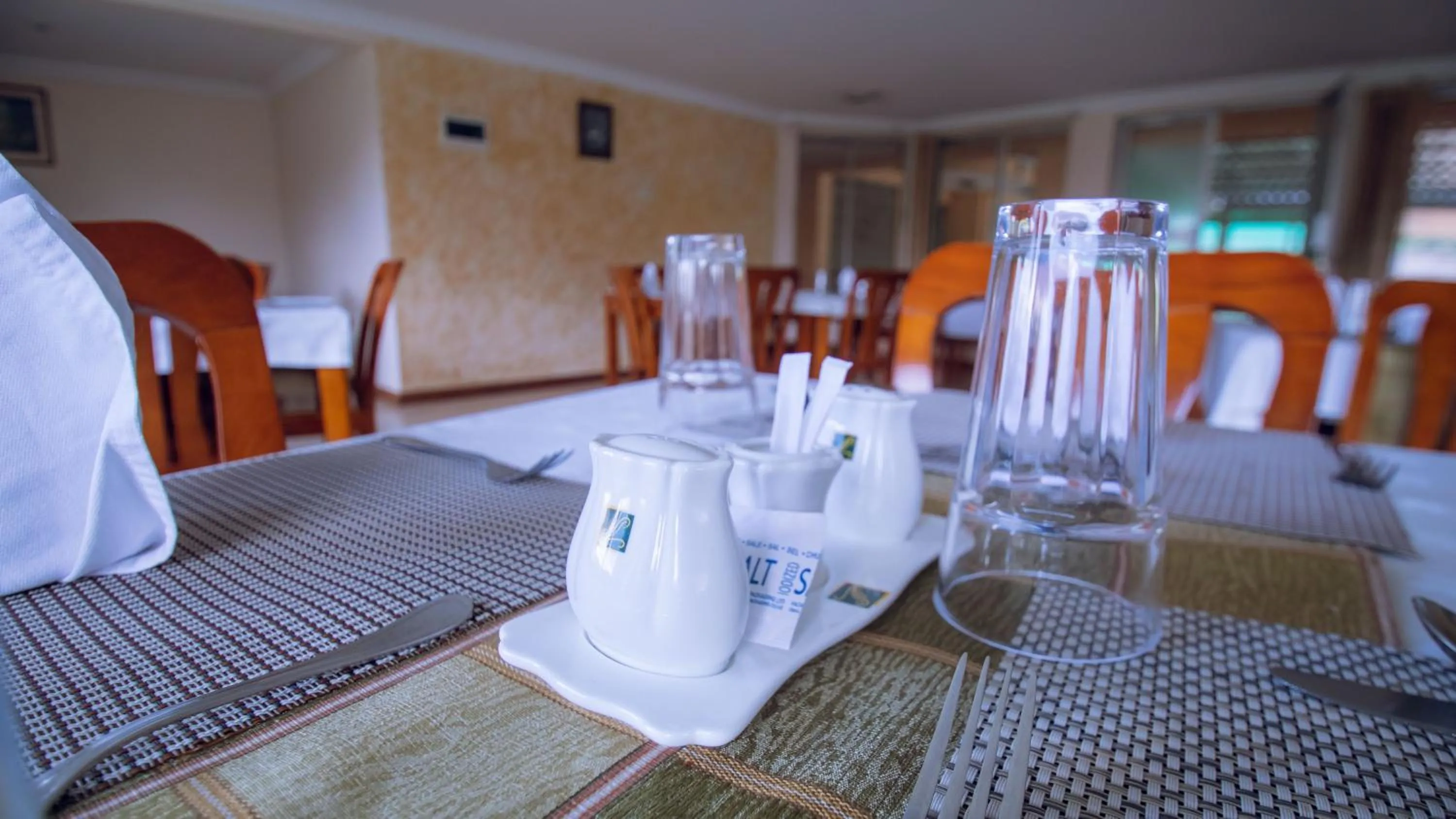 Dining area in Longview Suites Hotel