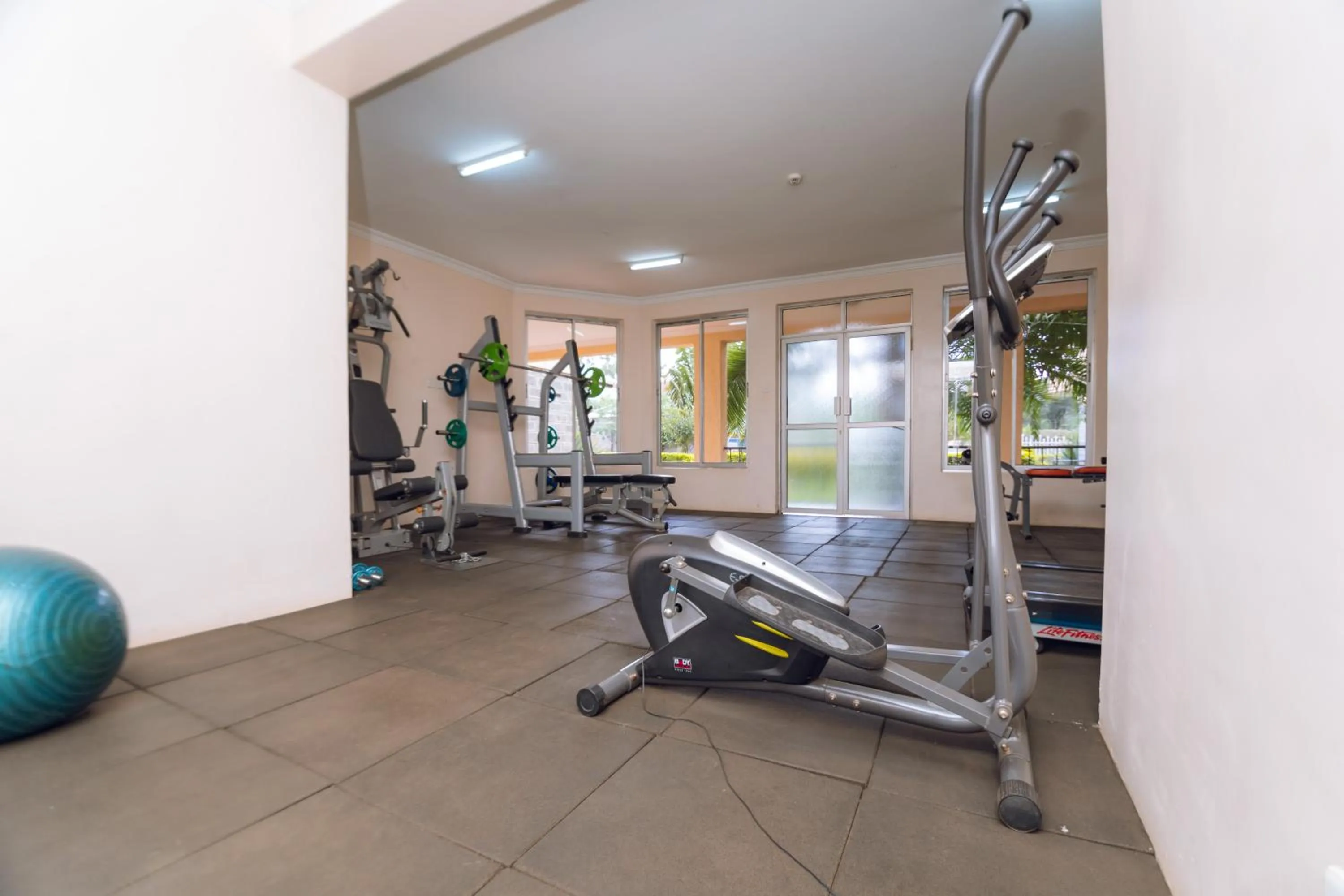 Fitness centre/facilities in Longview Suites Hotel