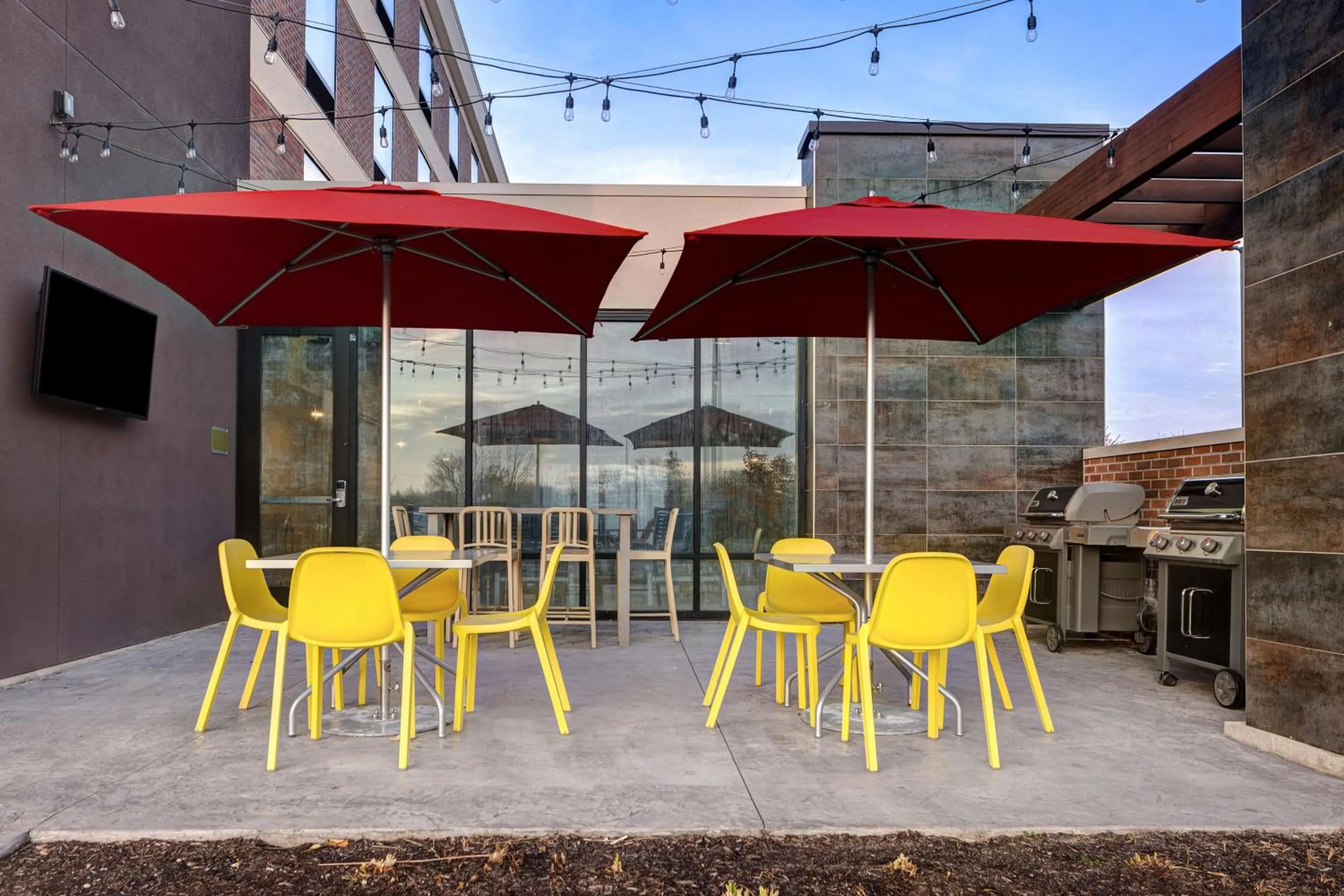 Dining area in Home2 Suites By Hilton DeKalb
