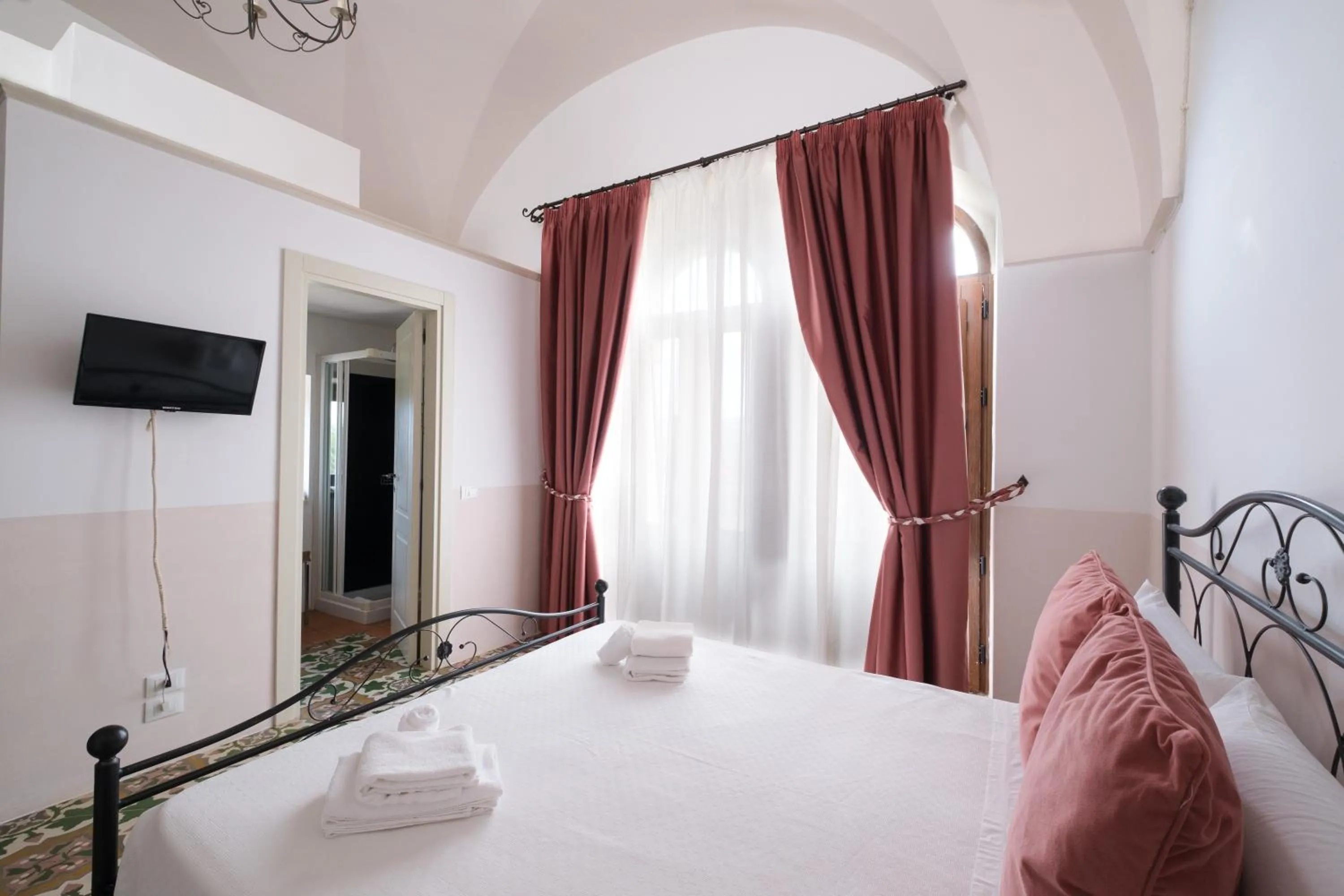 Shower, Bed in Masseria Borgo Santuri
