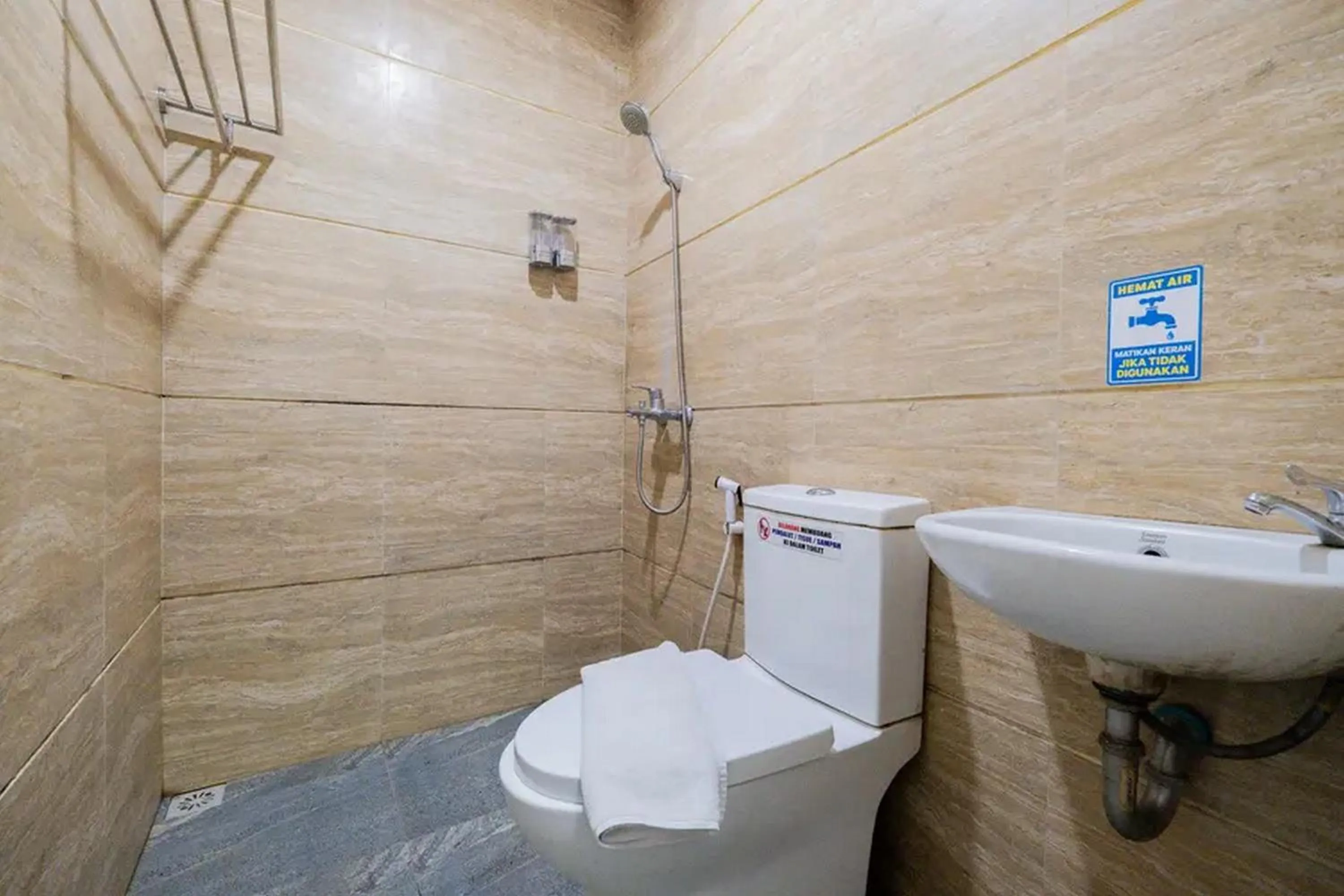 Bathroom in RedDoorz near Jawa Timur Park 2