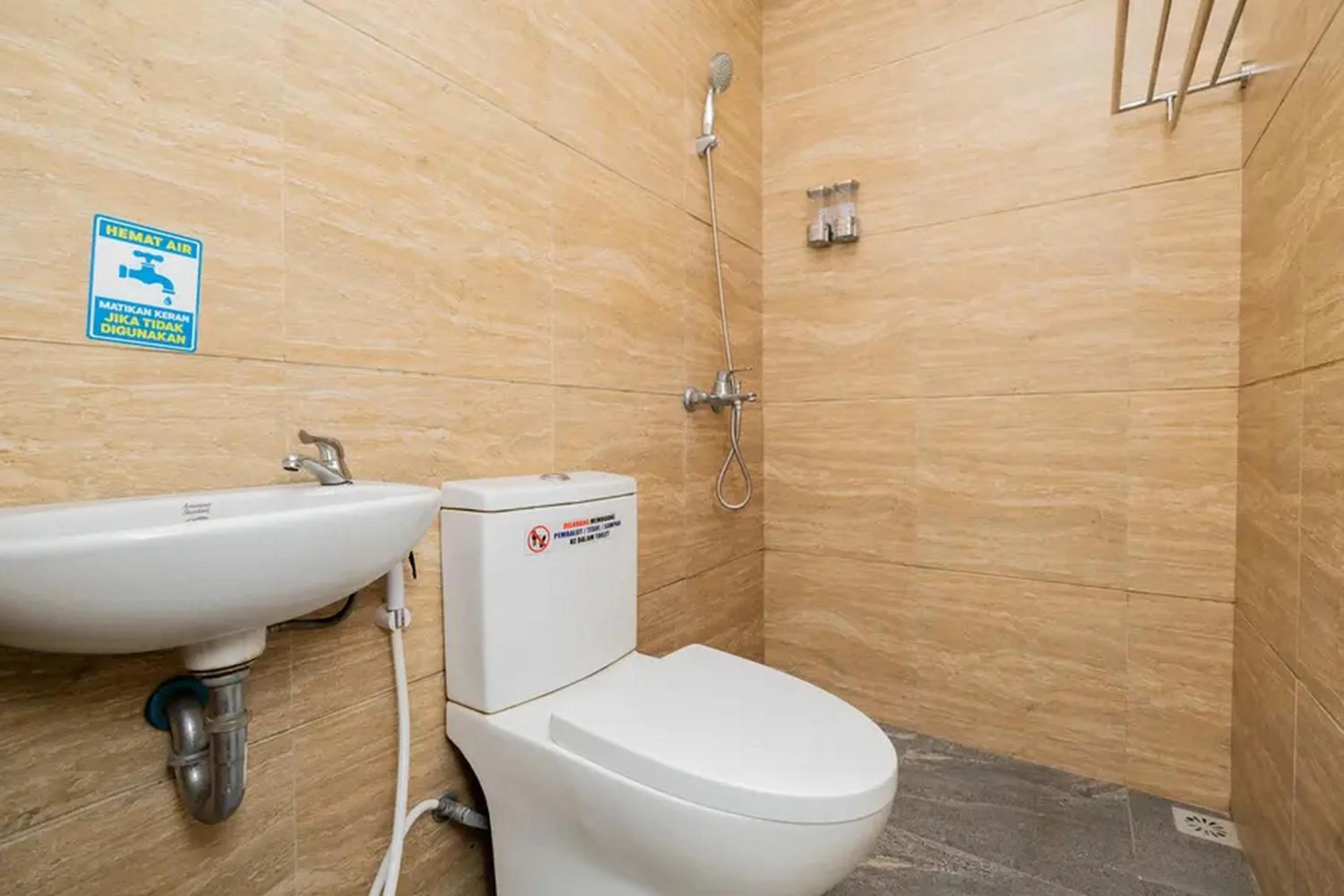 Bathroom in RedDoorz near Jawa Timur Park 2