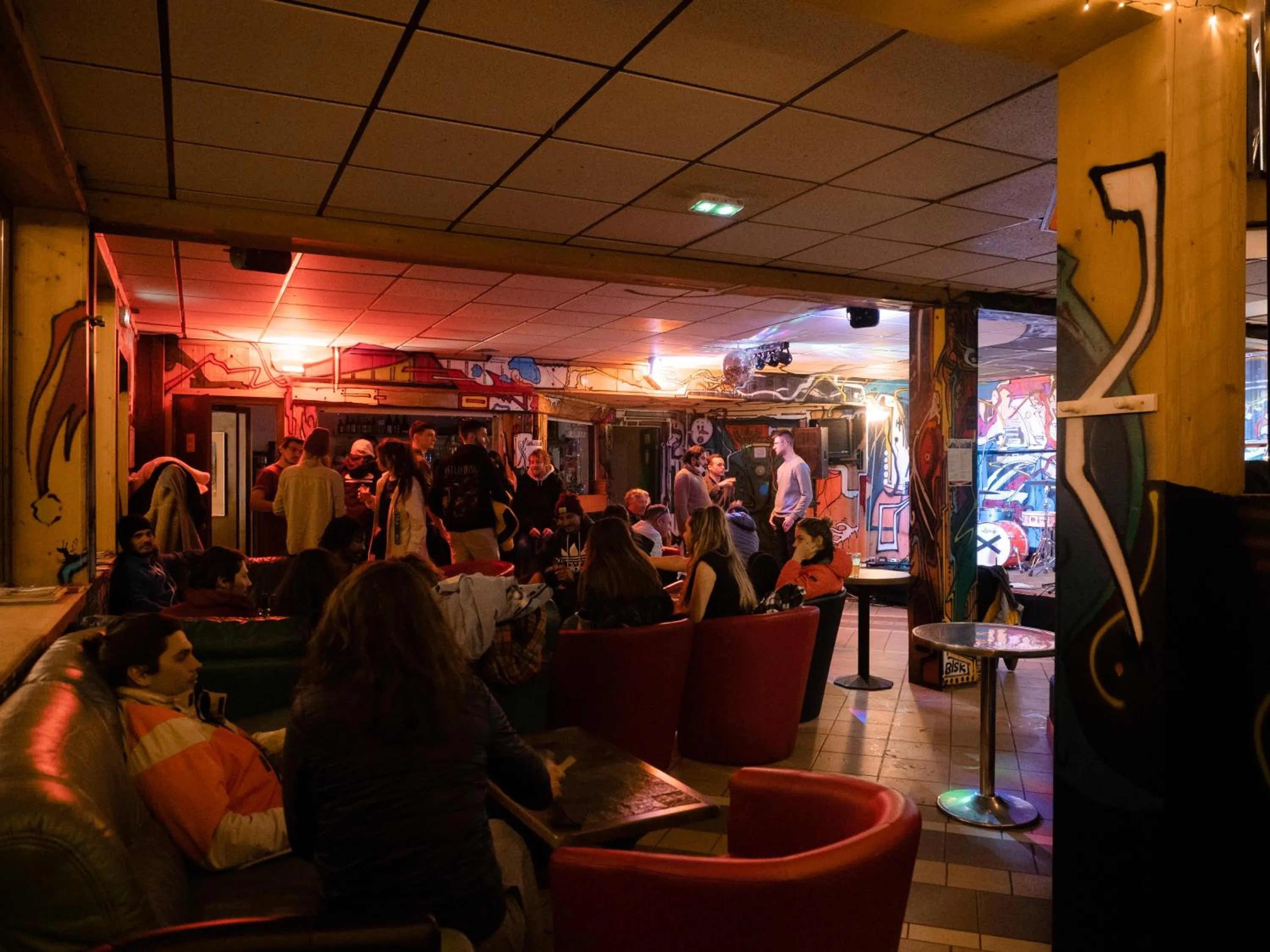 Evening entertainment in Auberge de Jeunesse HI Chamonix