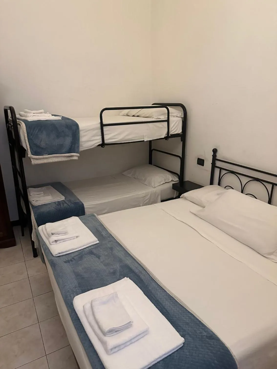 Photo of the whole room, Bed in Red and Blues Music Hotel Genova