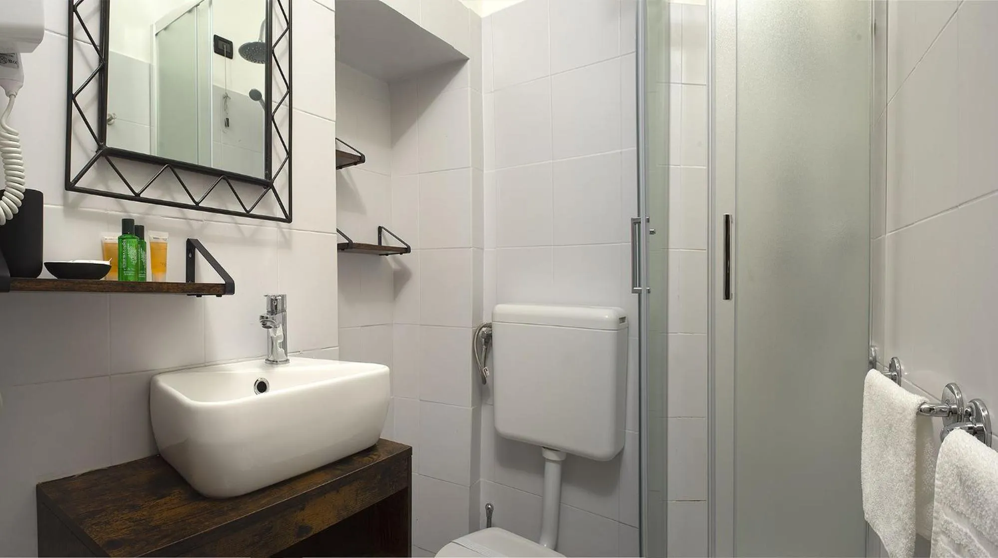 Bathroom in Red and Blues Music Hotel Genova