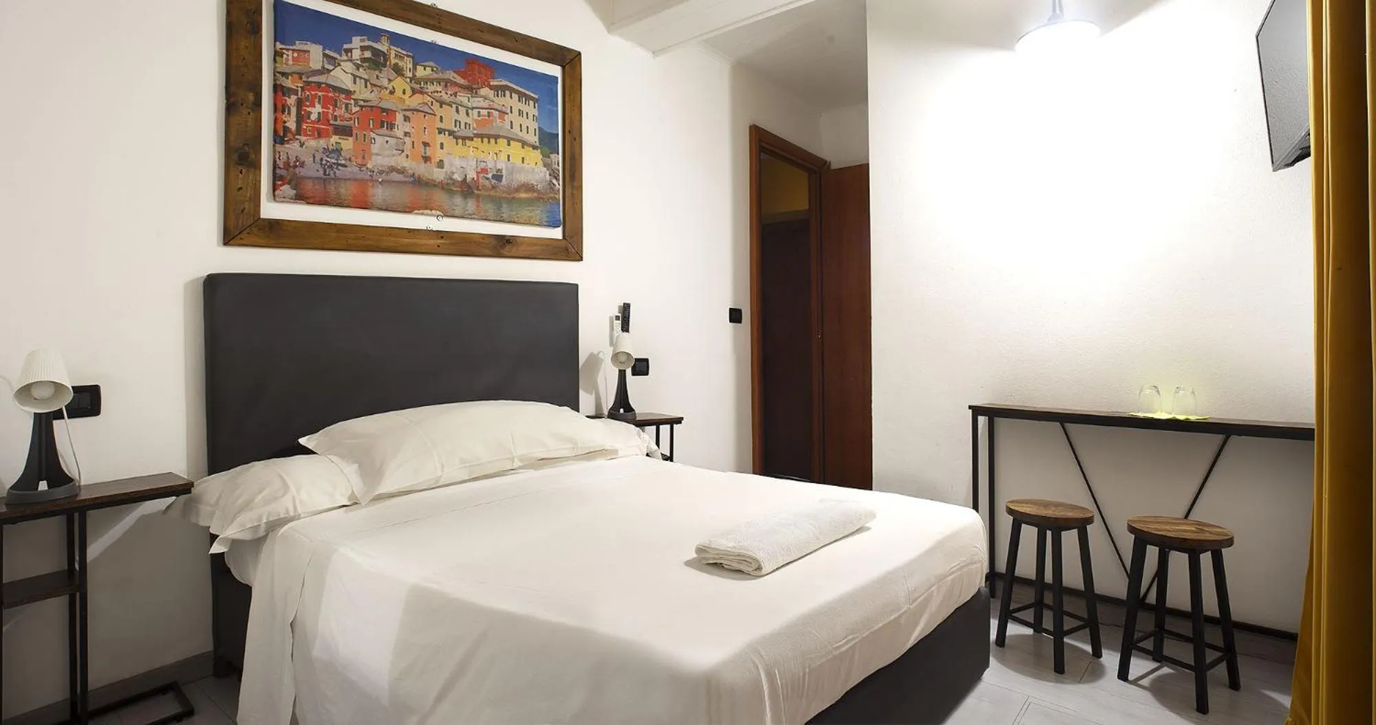 Photo of the whole room, Bed in Red and Blues Music Hotel Genova