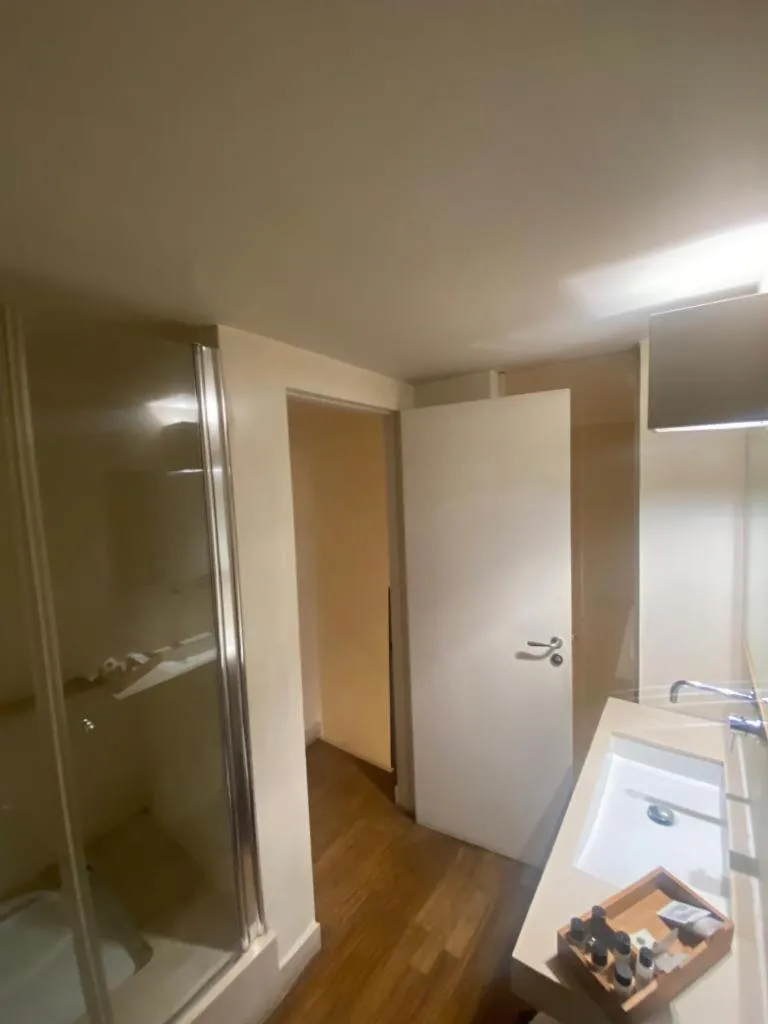 Shower in Micalò Art Rooms