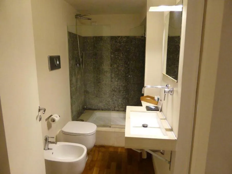 Shower in Micalò Art Rooms