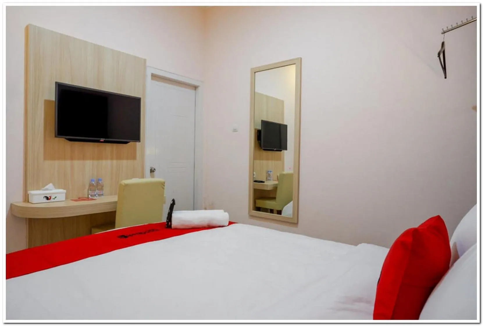 Bedroom, Bed in RedDoorz near Gejayan 3