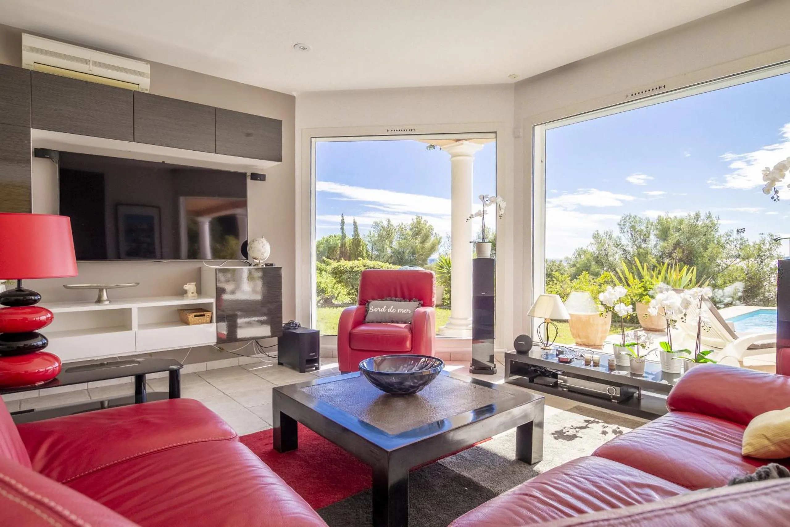 Communal lounge/ TV room in Villa Lili Rose