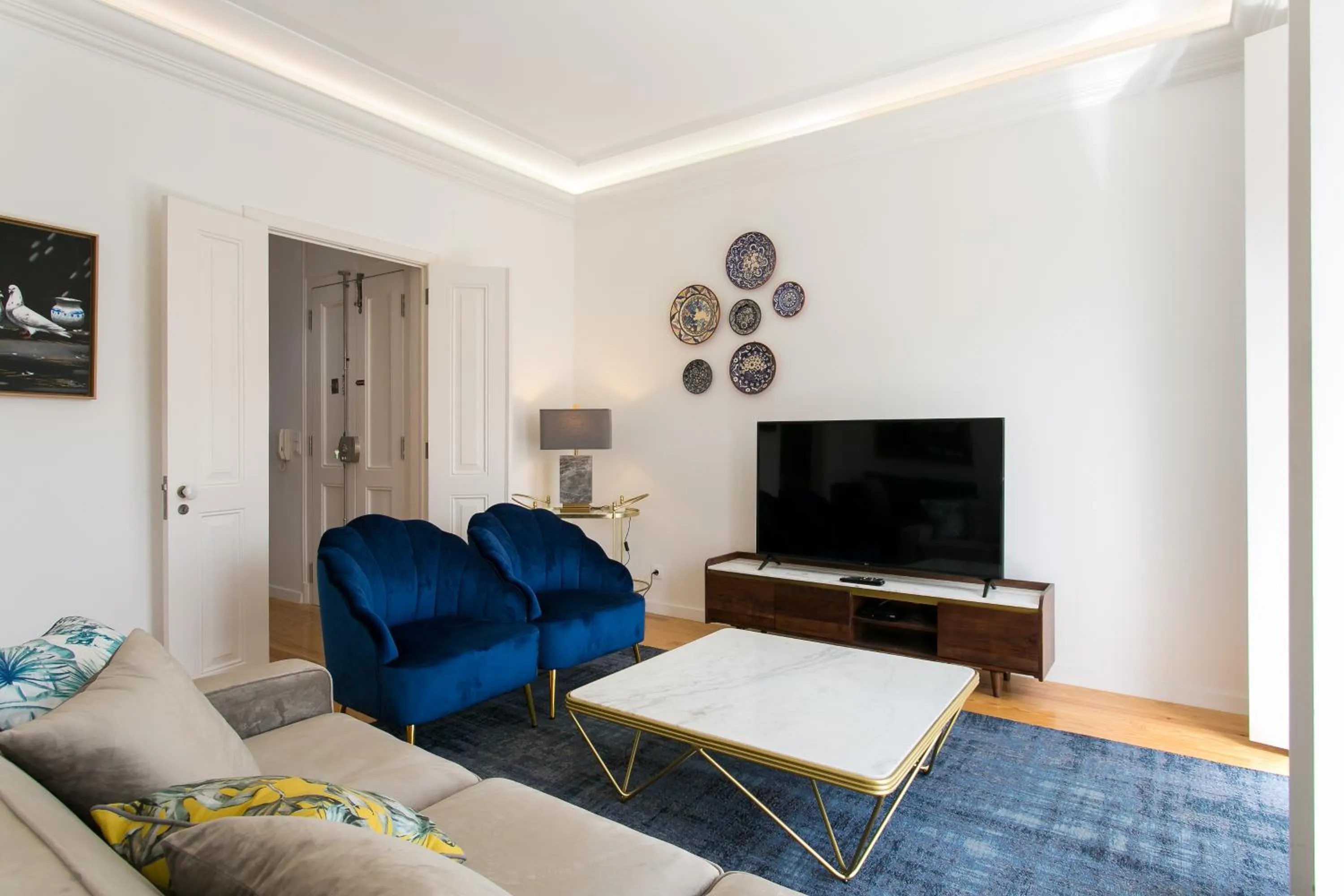 Lisbon luxury retreat! 2 suites, balcony & views!!