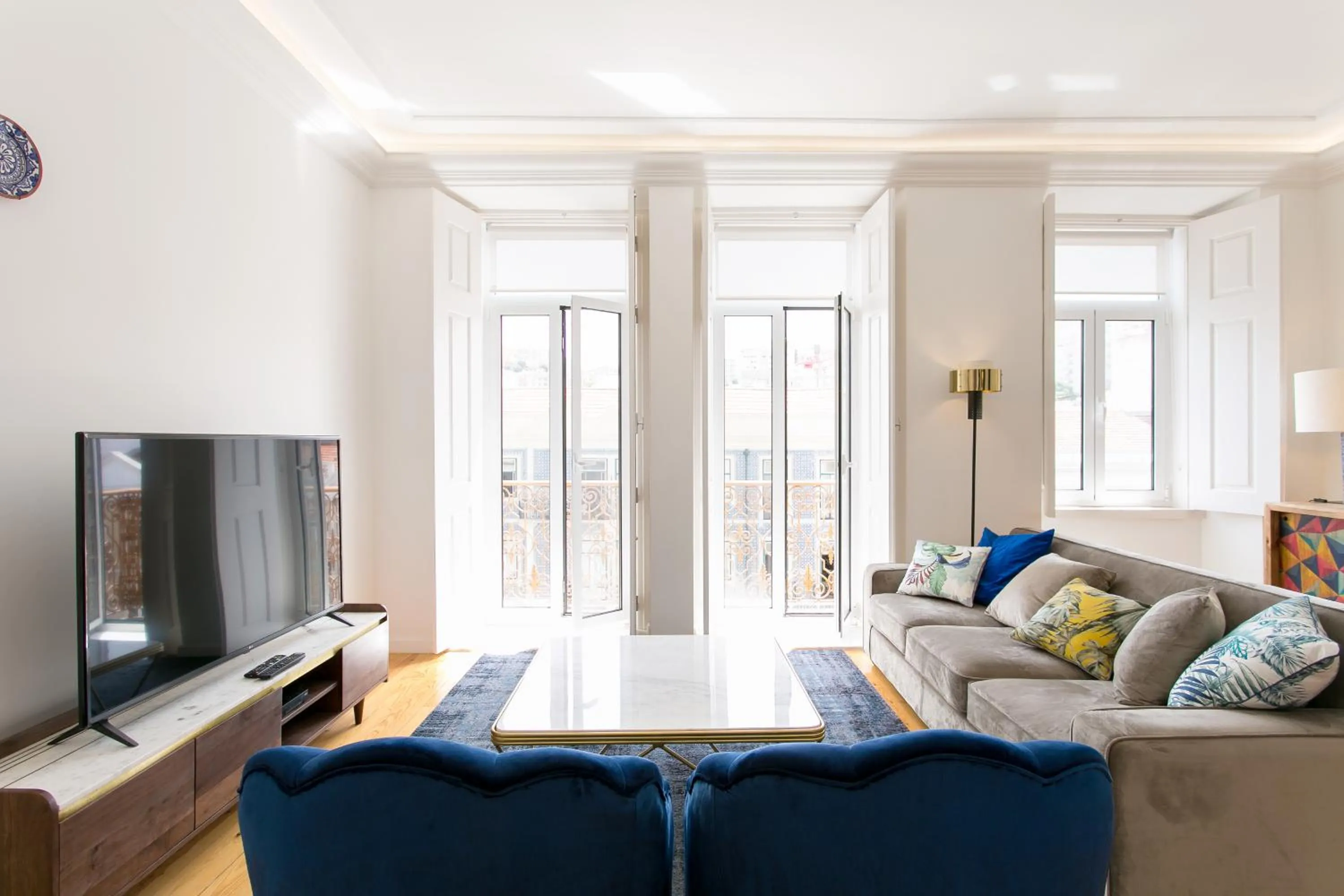 Lisbon luxury retreat! 2 suites, balcony & views!!