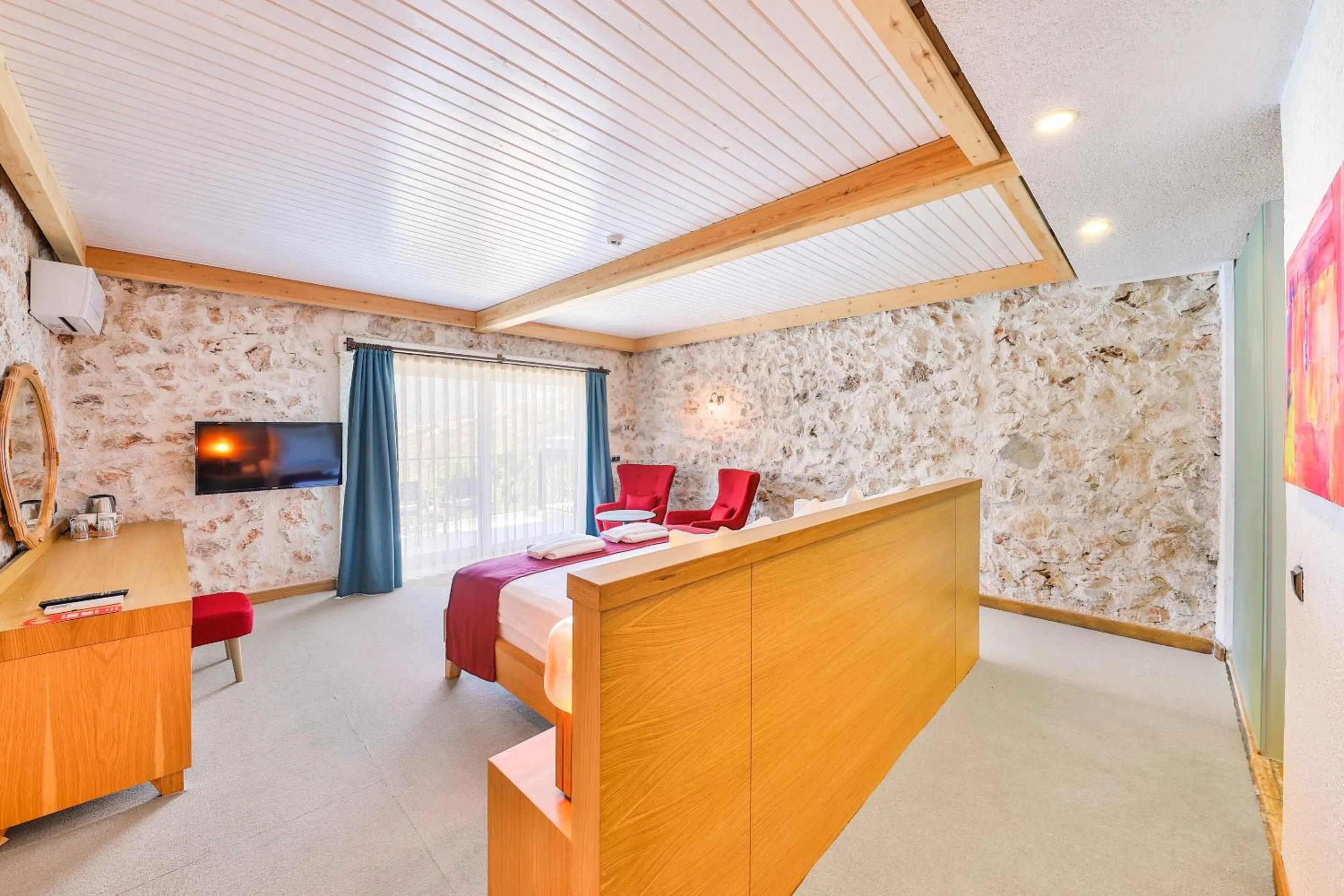 Photo of the whole room, Bed in Atalante Hotel