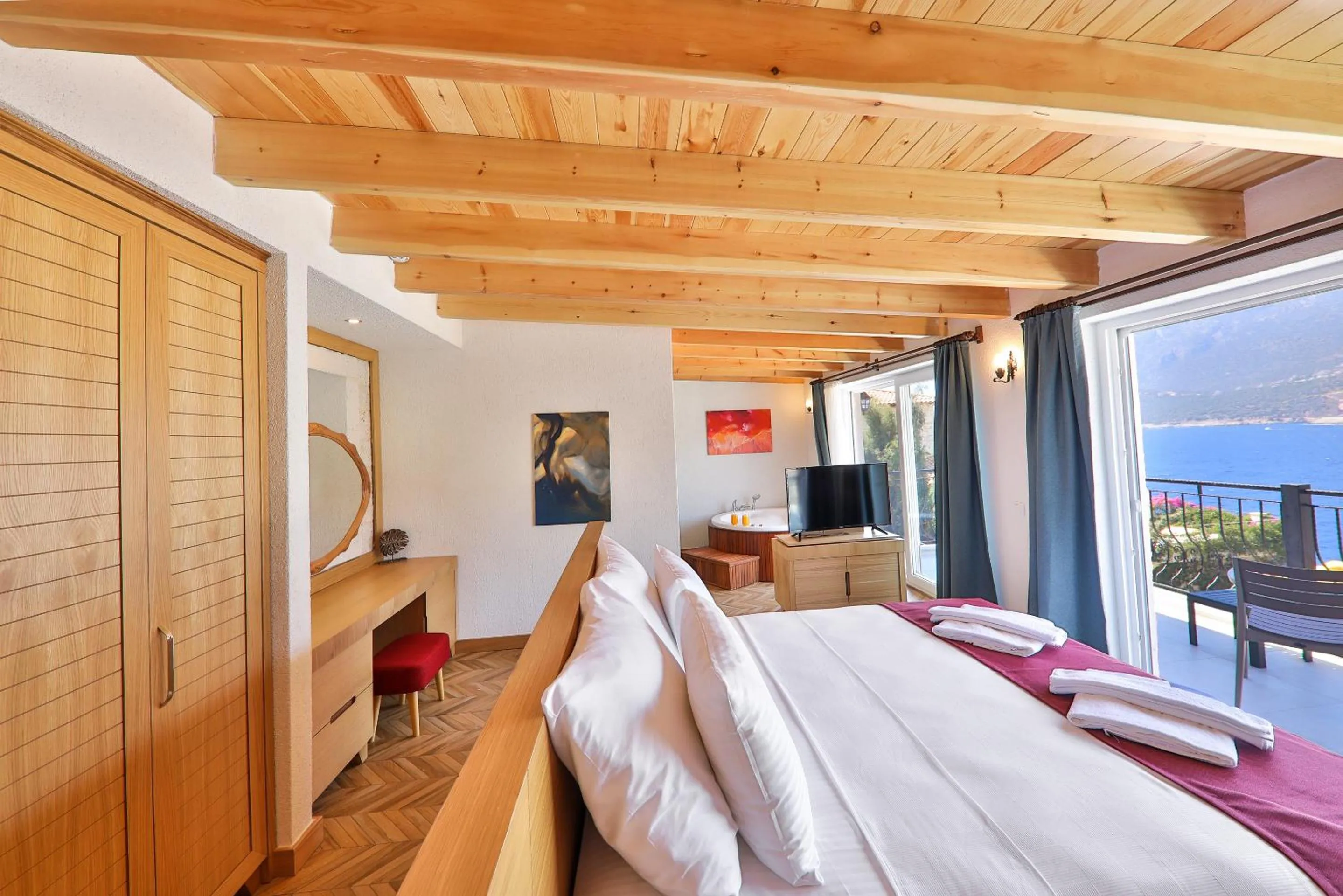 Hot Tub, Bed in Atalante Hotel