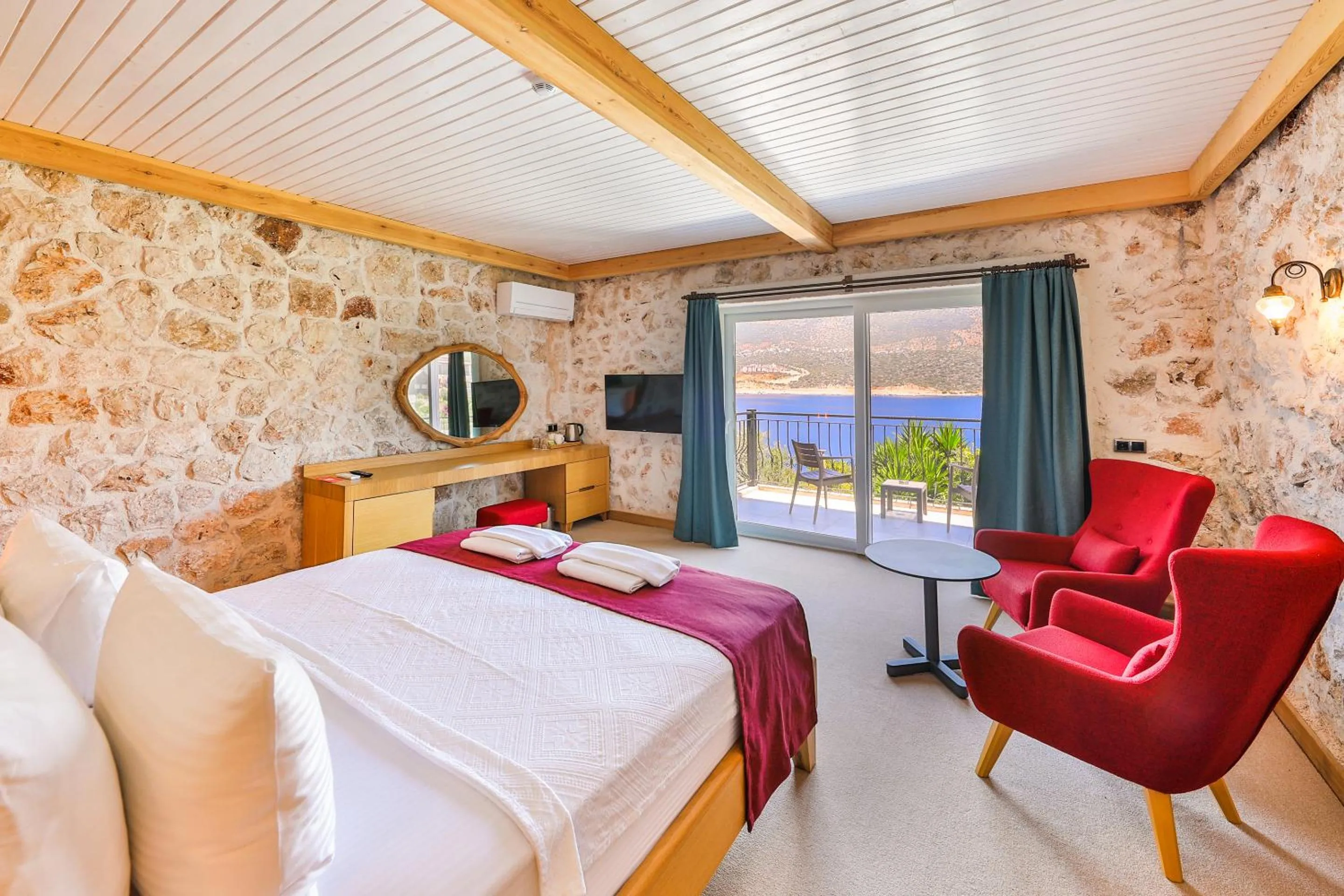 Photo of the whole room, Bed in Atalante Hotel