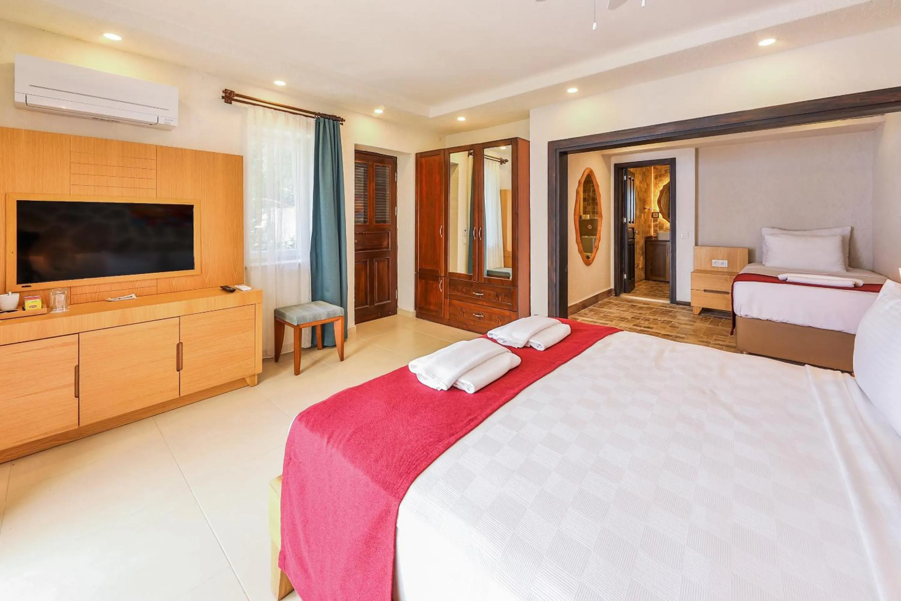 Photo of the whole room, Bed in Atalante Hotel