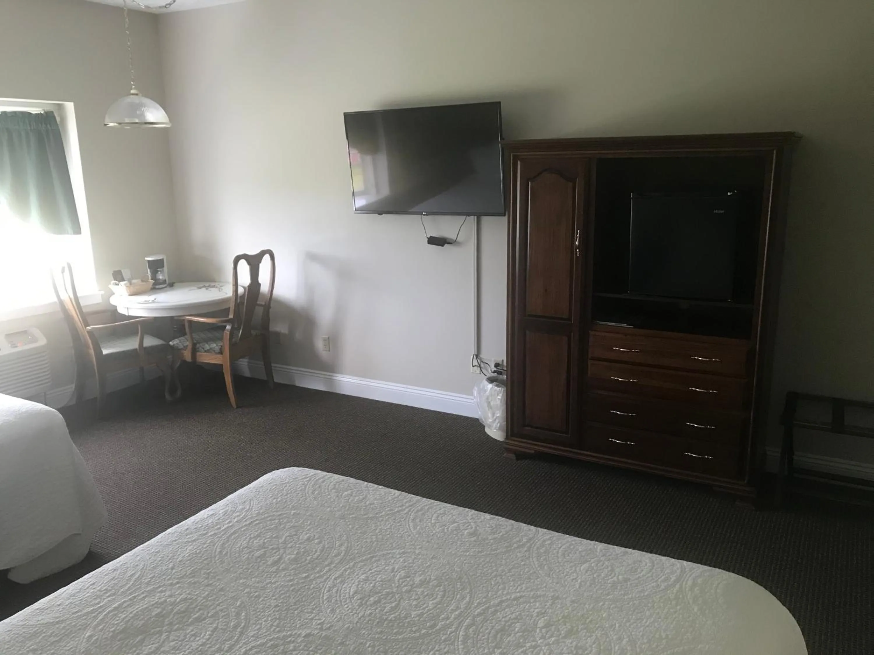 Photo of the whole room, Bed in Inn at Amish Door