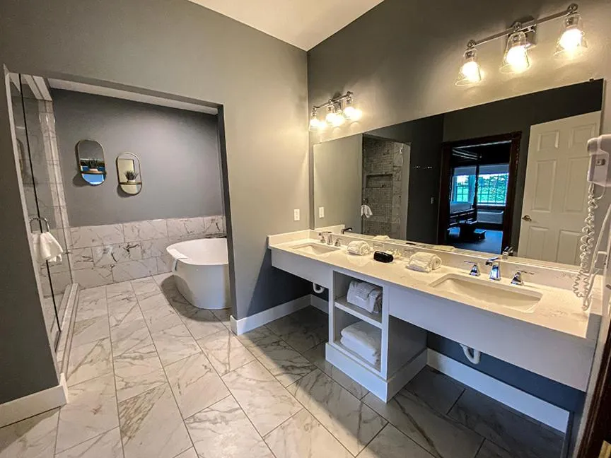 Shower in Inn at Amish Door