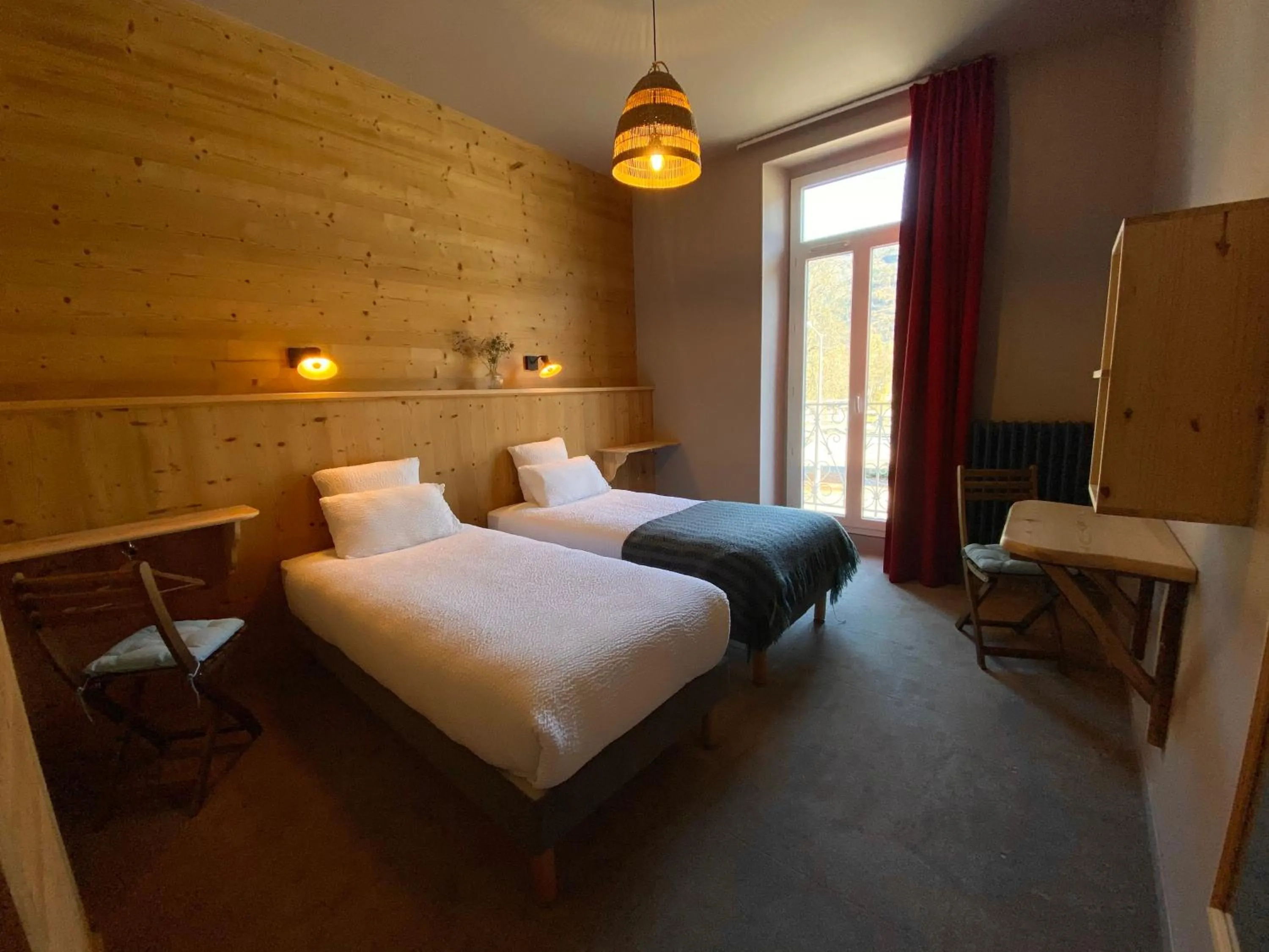 Photo of the whole room, Bed in hôtel oberland