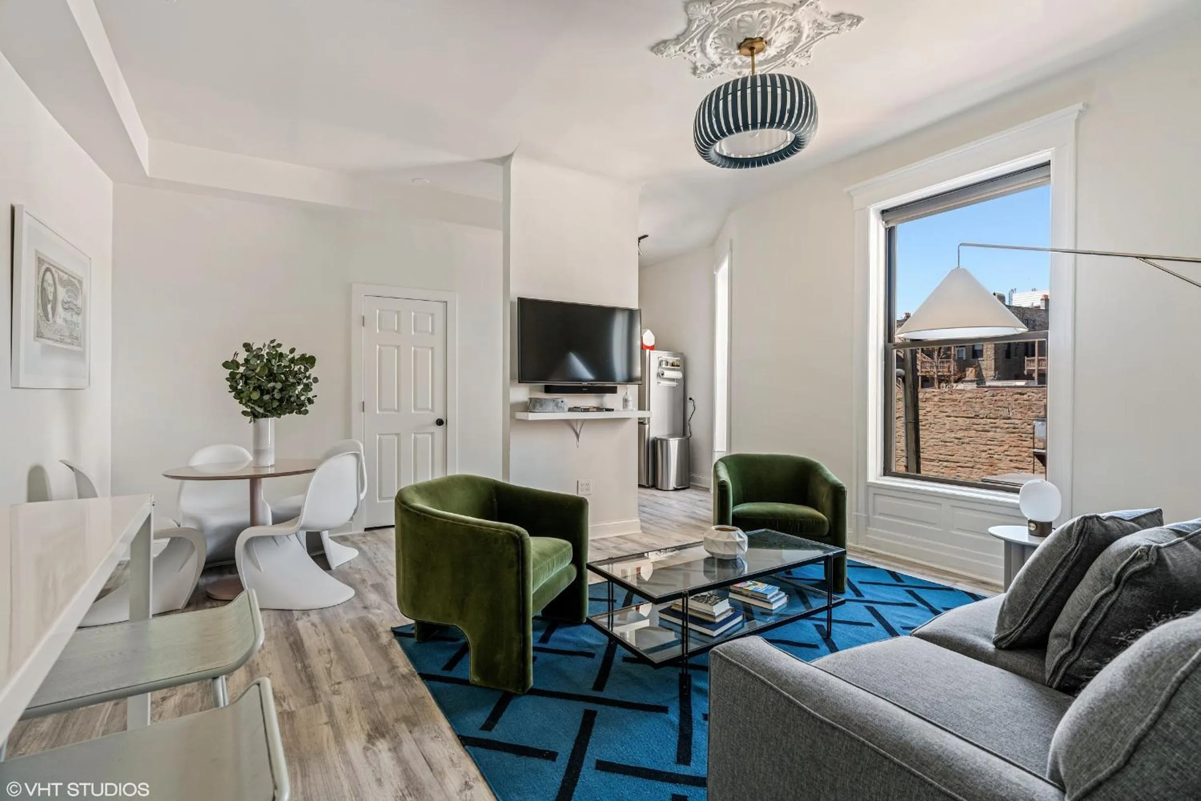 Communal lounge/ TV room in The Neighborhood Hotel Lincoln Park